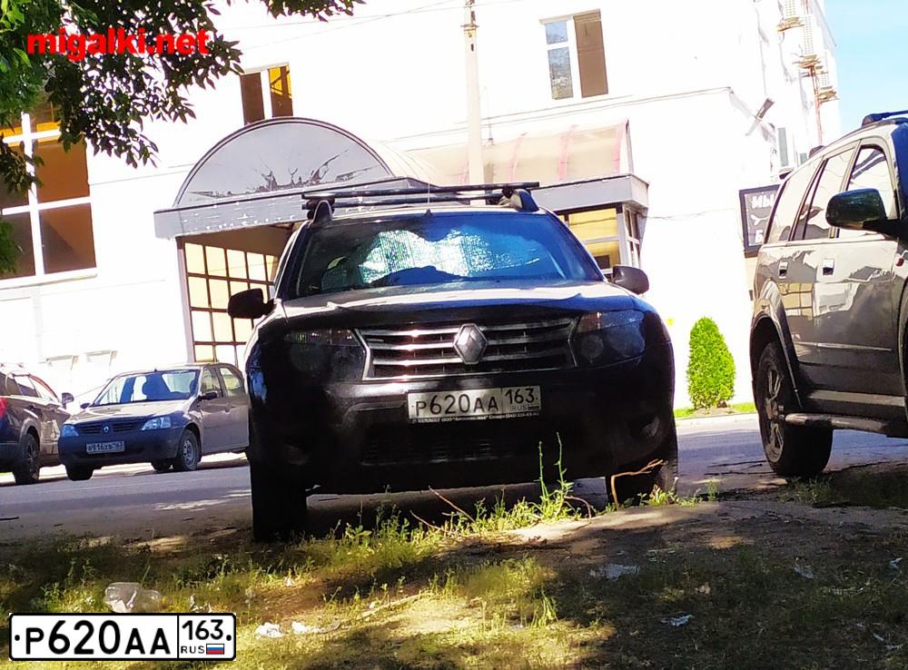 Фото автомобиля RENAULT DUSTER, 2014 — госномер Р620АА163. Цвет: ЧЕРНЫЙ