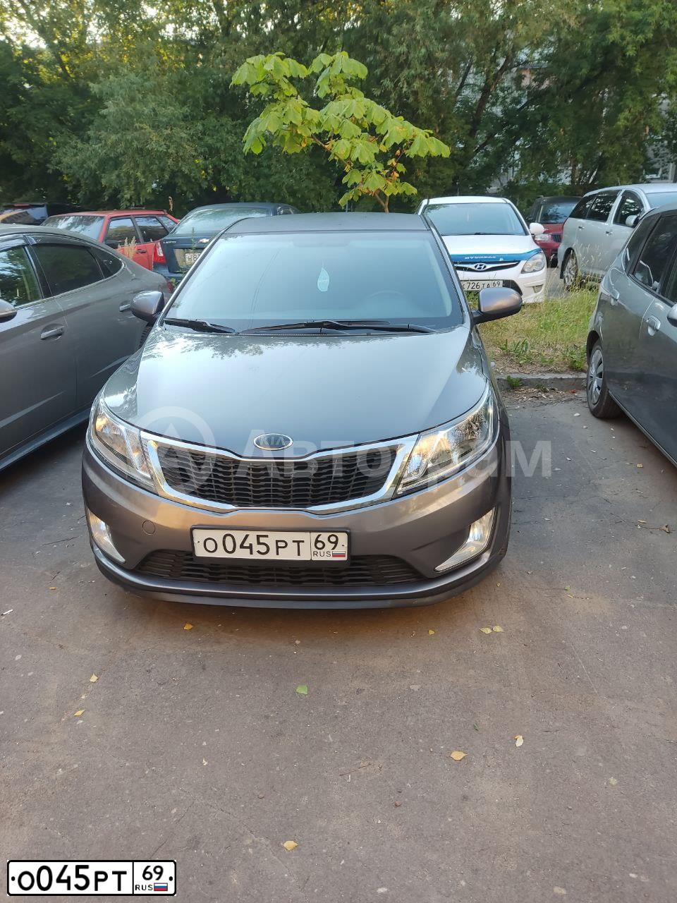 Фото автомобиля KIA RIO, 2014 — госномер О045РТ69. Цвет: ТЕМНО-СЕРЫЙ