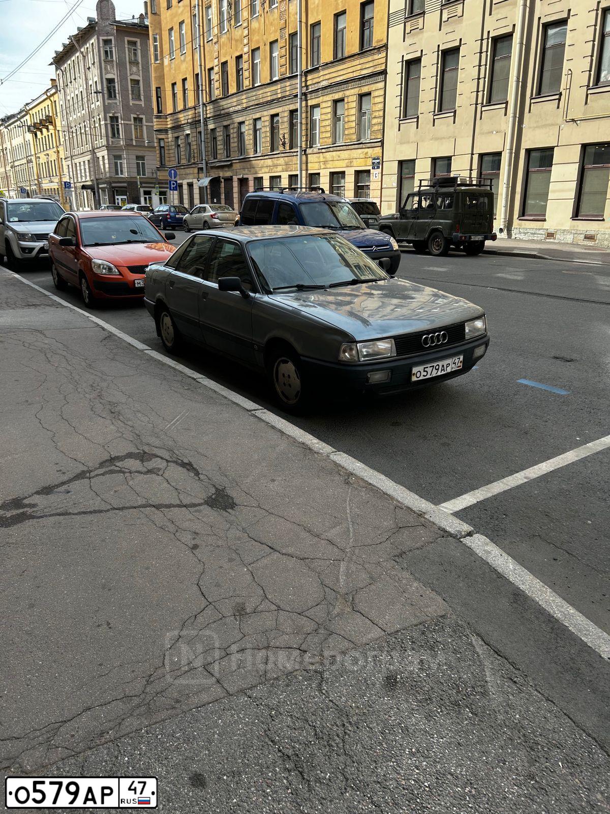 Фото автомобиля AUDI 80, 1990 — госномер О579АР47. Цвет: Серый