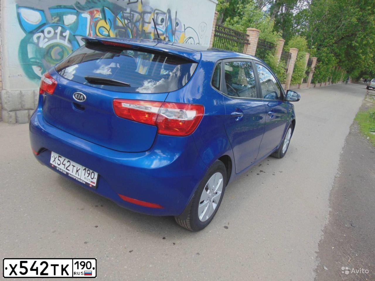 Фото автомобиля KIA RIO, 2012 — госномер Х542ТК190. Цвет: синий