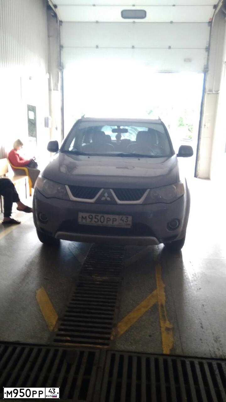 Фото автомобиля MITSUBISHI OUTLANDER, 2008 — госномер М950РР43. Цвет: Серый