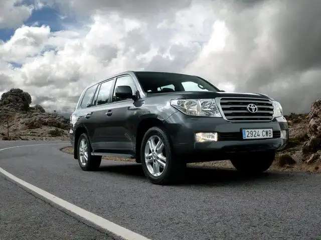 Фото автомобиля TOYOTA LANDCRUISER, 2007 — госномер А770КВ155. Цвет: ЧЕРНЫЙ