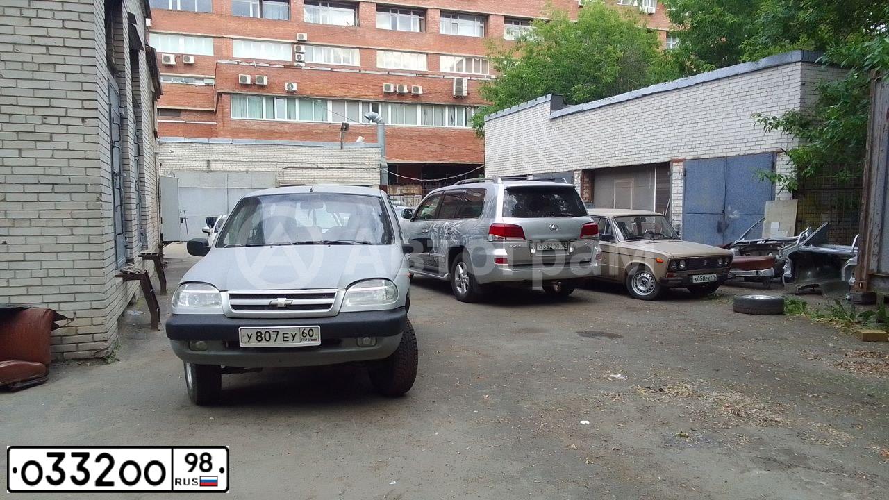 Фото автомобиля LEXUS LX, 2012 — госномер О332ОО98. Цвет: СЕРЕБРИСТЫЙ