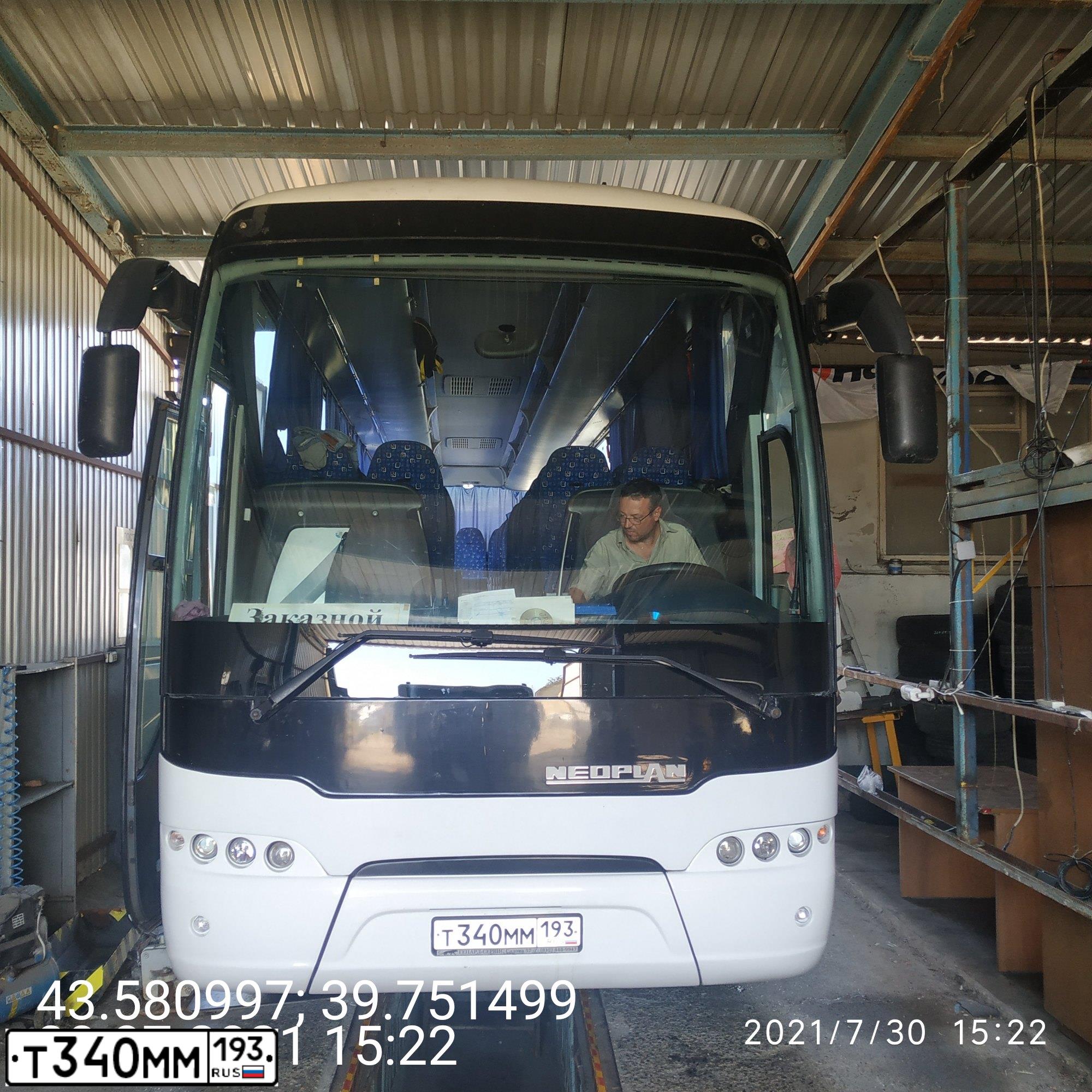 Фото автомобиля NEOPLAN TOURLINER, 2004 — госномер С840ВК178. Цвет: Белый