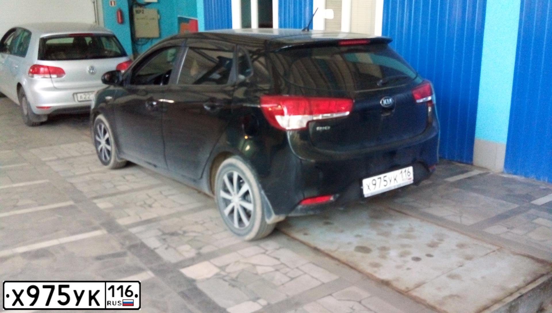 Фото автомобиля KIA RIO, 2016 — госномер Х975УК116. Цвет: ЧЕРНЫЙ