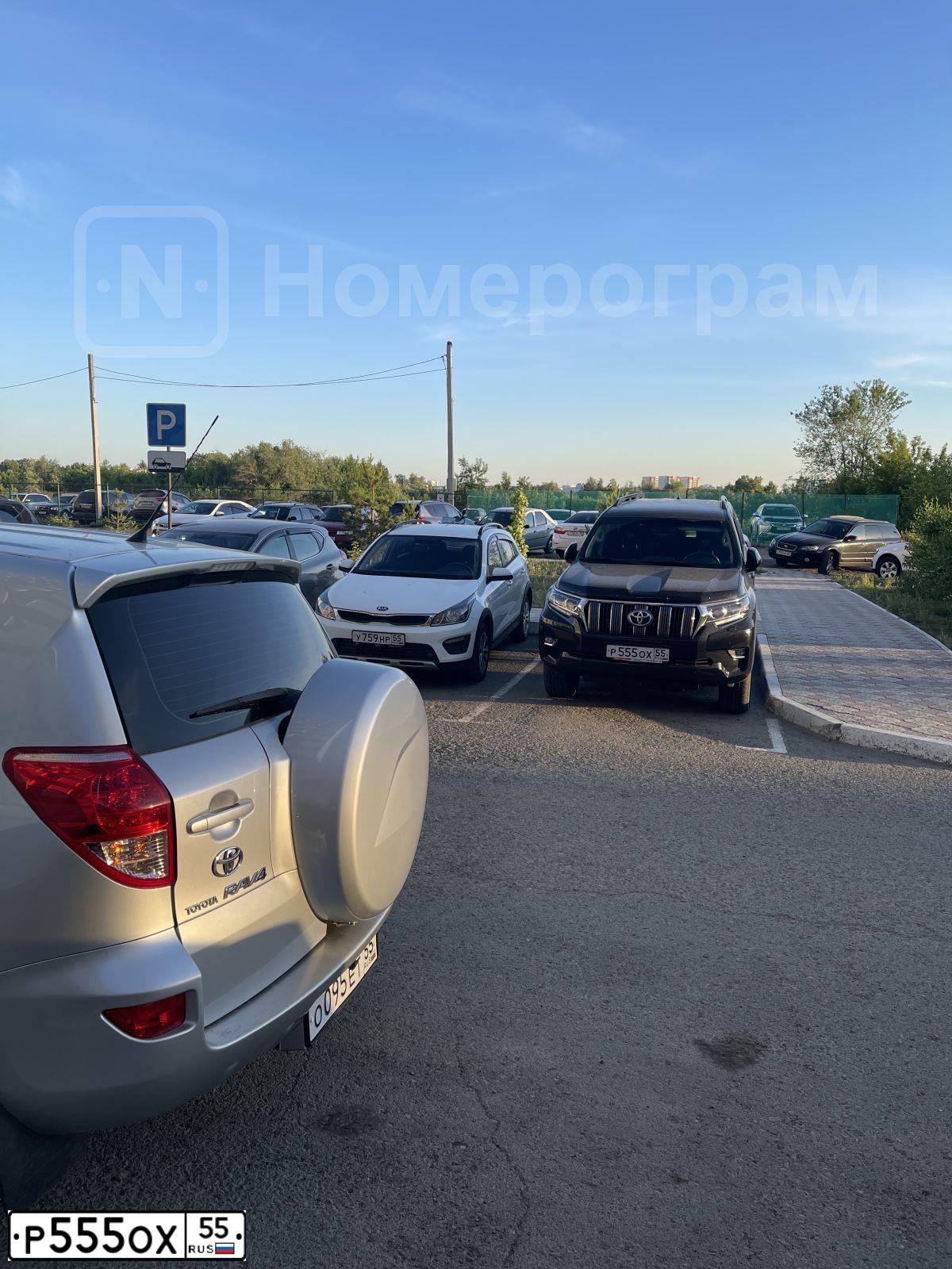 Фото автомобиля TOYOTA LANDCRUISER, 2008 — госномер Р555ОХ55. Цвет: ЧЕРНЫЙ
