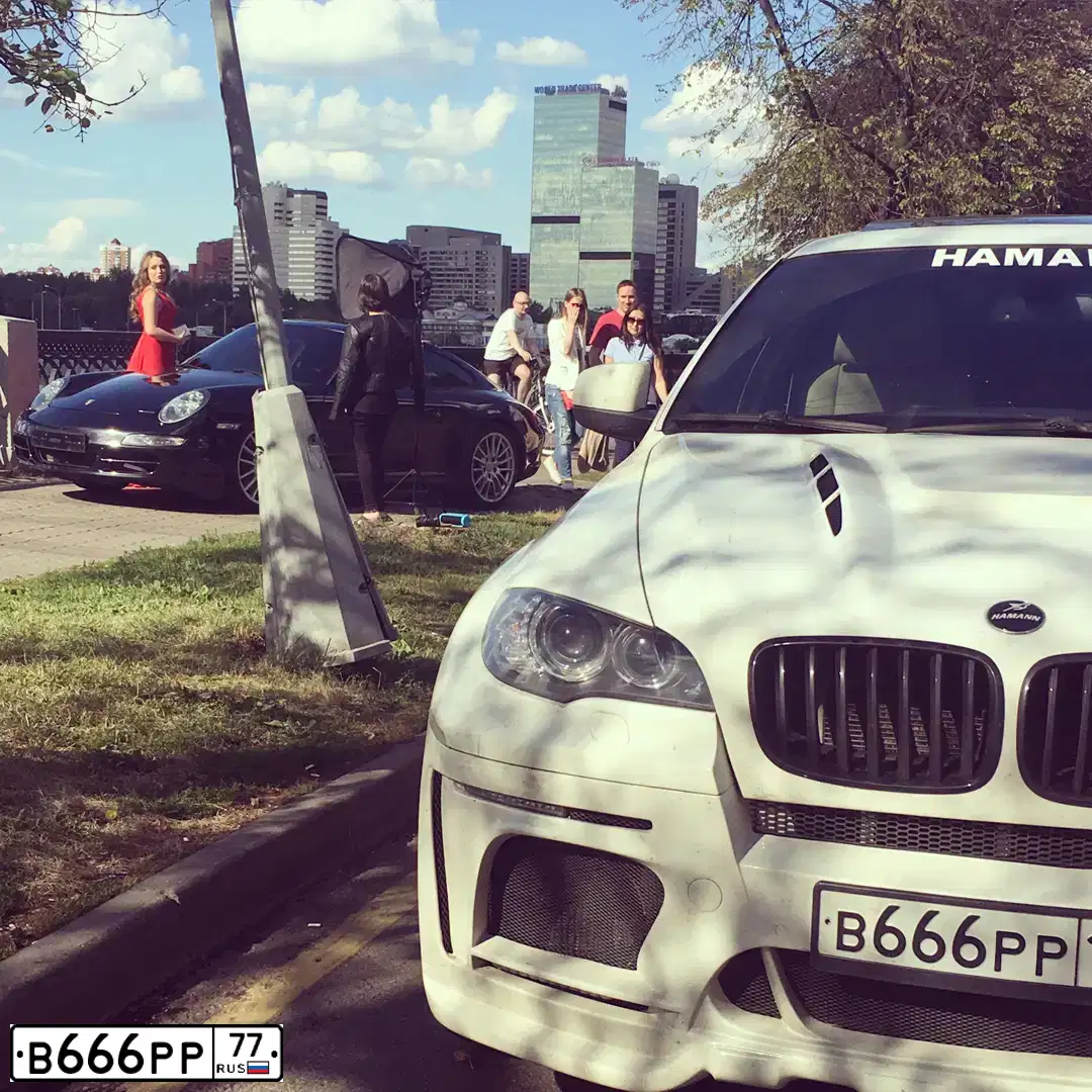 Фото автомобиля MERCEDES E-KLASSE, 2013 — госномер В666РР77. Цвет: ЧЕРНЫЙ