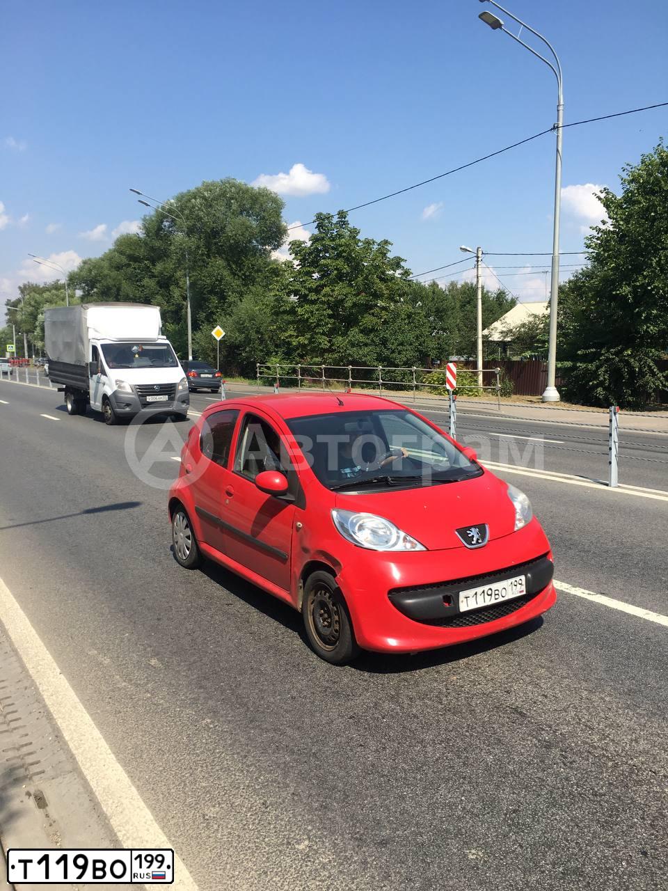 Фото автомобиля PEUGEOT 107, 2008 — госномер Т119ВО199. Цвет: Красный