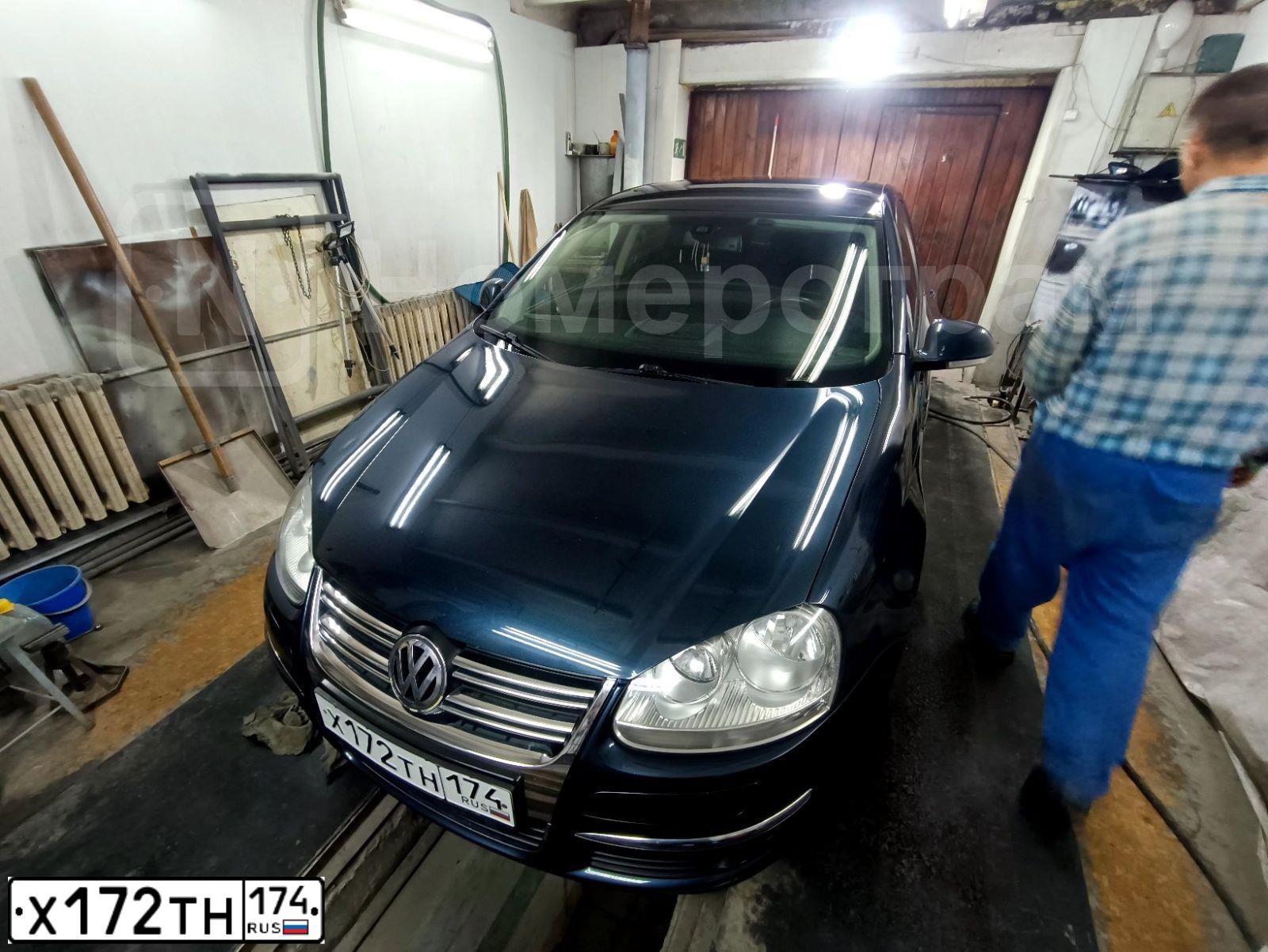 Фото автомобиля VOLKSWAGEN JETTA, 2010 — госномер Х172ТН174. Цвет: Серо-Синий