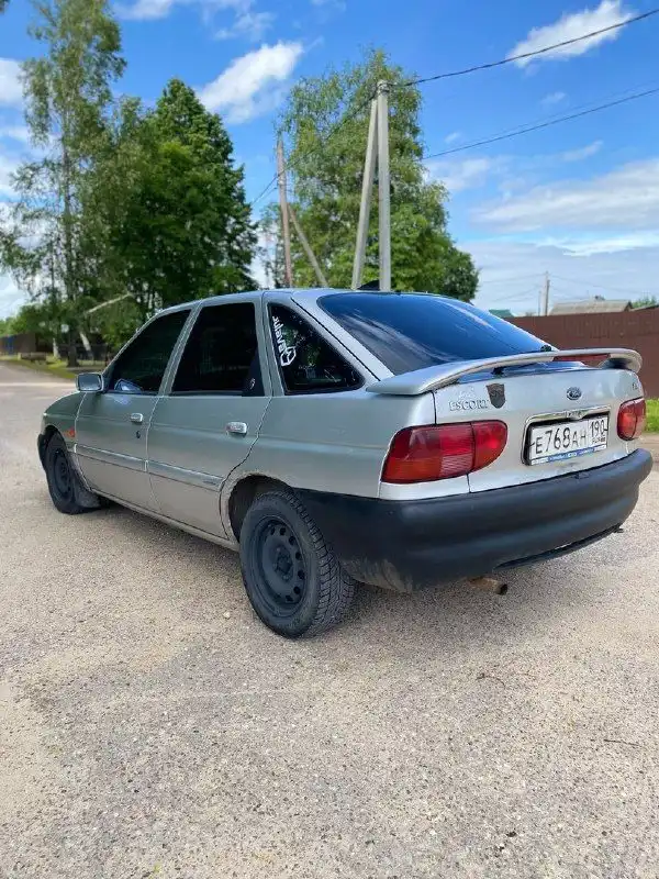 Фото автомобиля FORD ESCORT, 1997 — госномер Е768АН190. Цвет: СЕРЫЙ