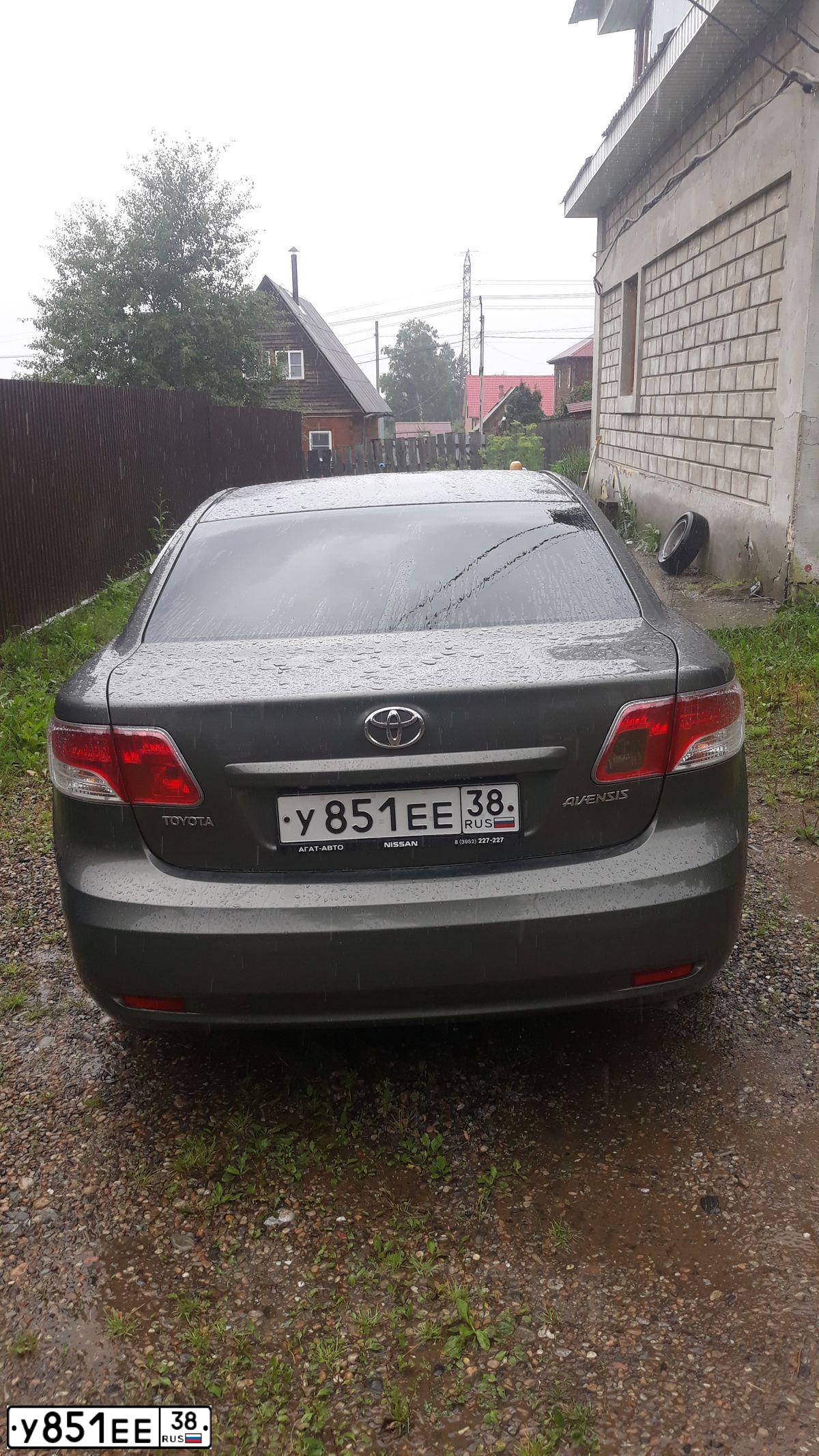 Фото автомобиля TOYOTA AVENSIS, 2010 — госномер У851ЕЕ38. Цвет: ОЛИВКОВЫЙ