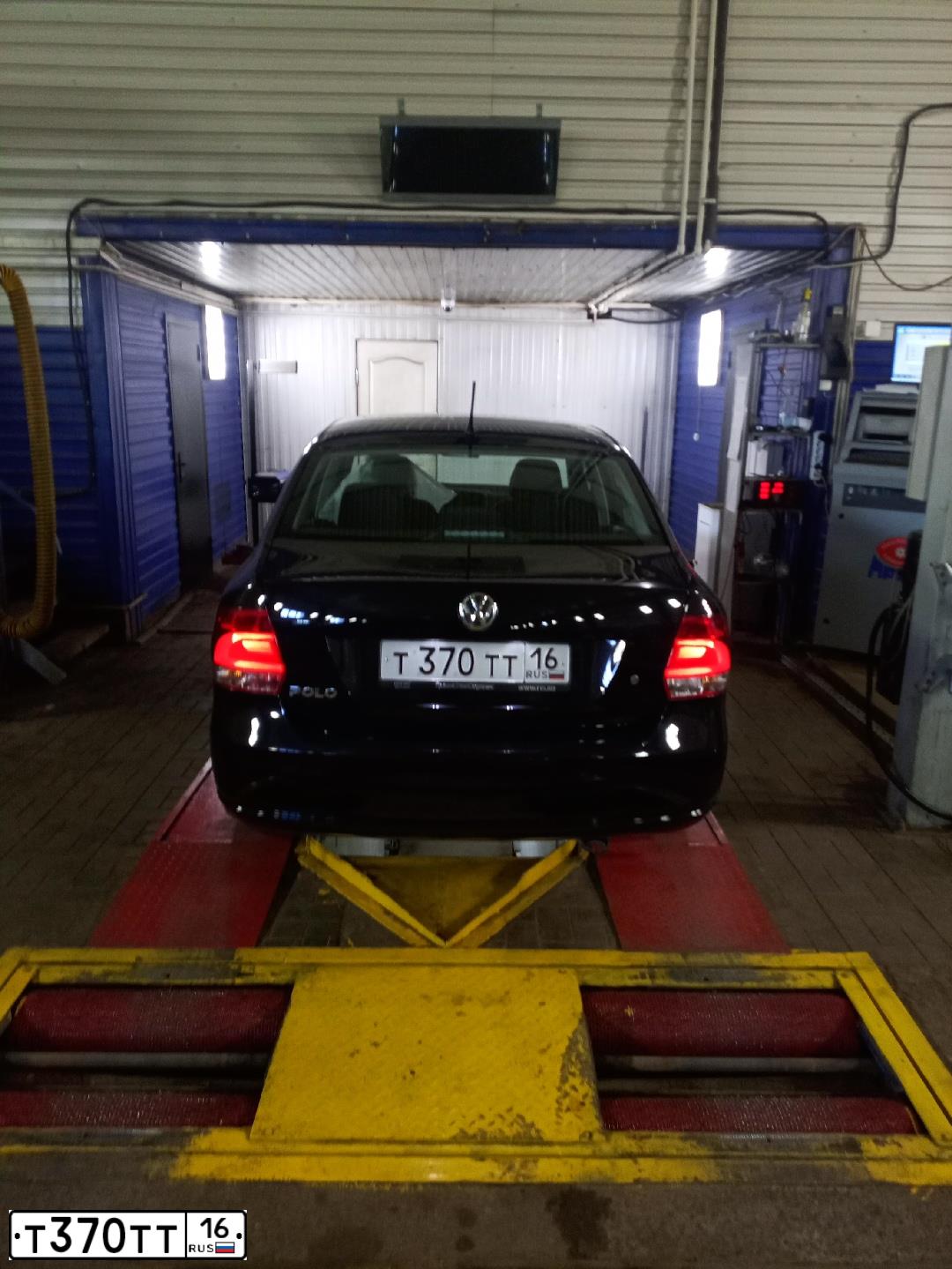 Фото автомобиля VOLKSWAGEN POLO, 2015 — госномер Т370ТТ16. Цвет: ЧЕРНЫЙ