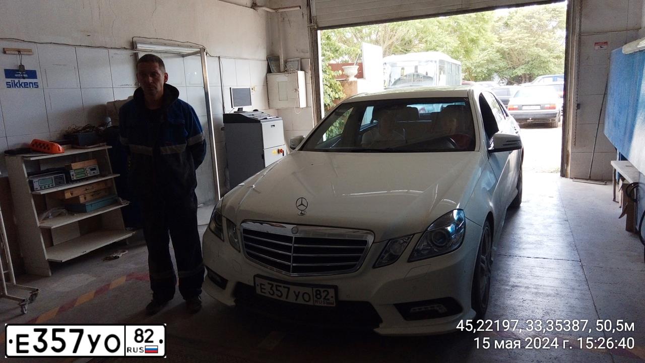 Фото автомобиля MERCEDES E-KLASSE, 2010 — госномер М050РР26. Цвет: Белый