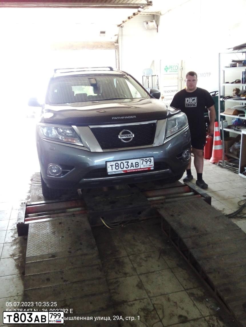 Фото автомобиля NISSAN PATHFINDER, 2014 — госномер Т803АВ799. Цвет: Серый
