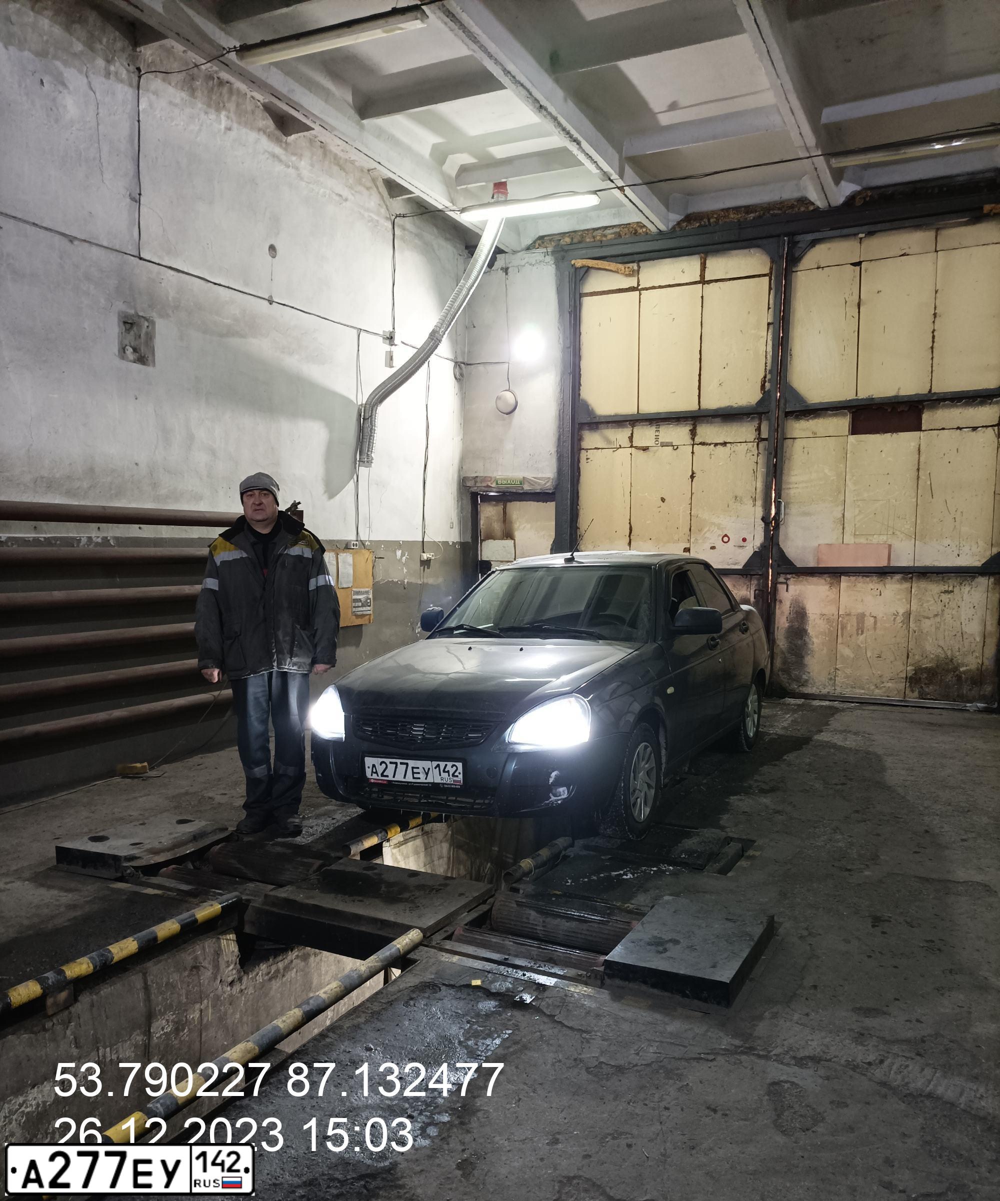 Фото автомобиля LADA PRIORA, 2012 — госномер М764ОМ142