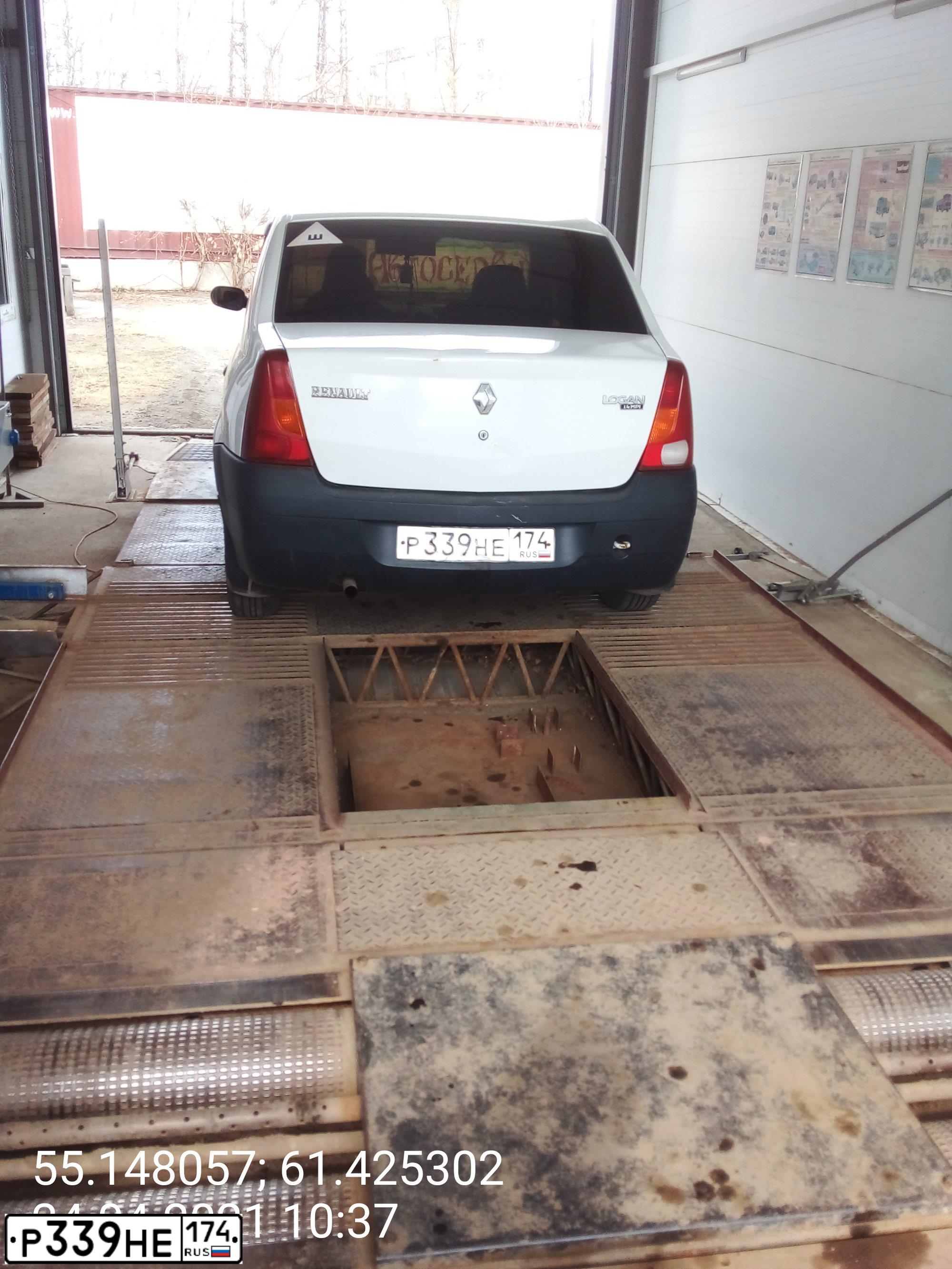 Фото автомобиля RENAULT LOGAN, 2006 — госномер Р339НЕ174. Цвет: БЕЛЫЙ