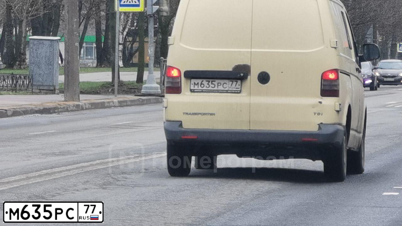 Фото автомобиля VOLKSWAGEN TRANSPORTER, 2012 — госномер М635РС77. Цвет: БЕЖЕВЫЙ СВЕТЛЫЙ