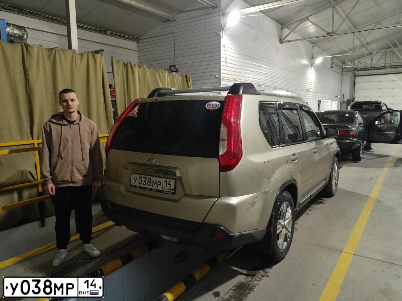 Фото автомобиля NISSAN X-TRAIL, 2011 — госномер К884ЕТ72. Цвет: ЗОЛОТИСТЫЙ