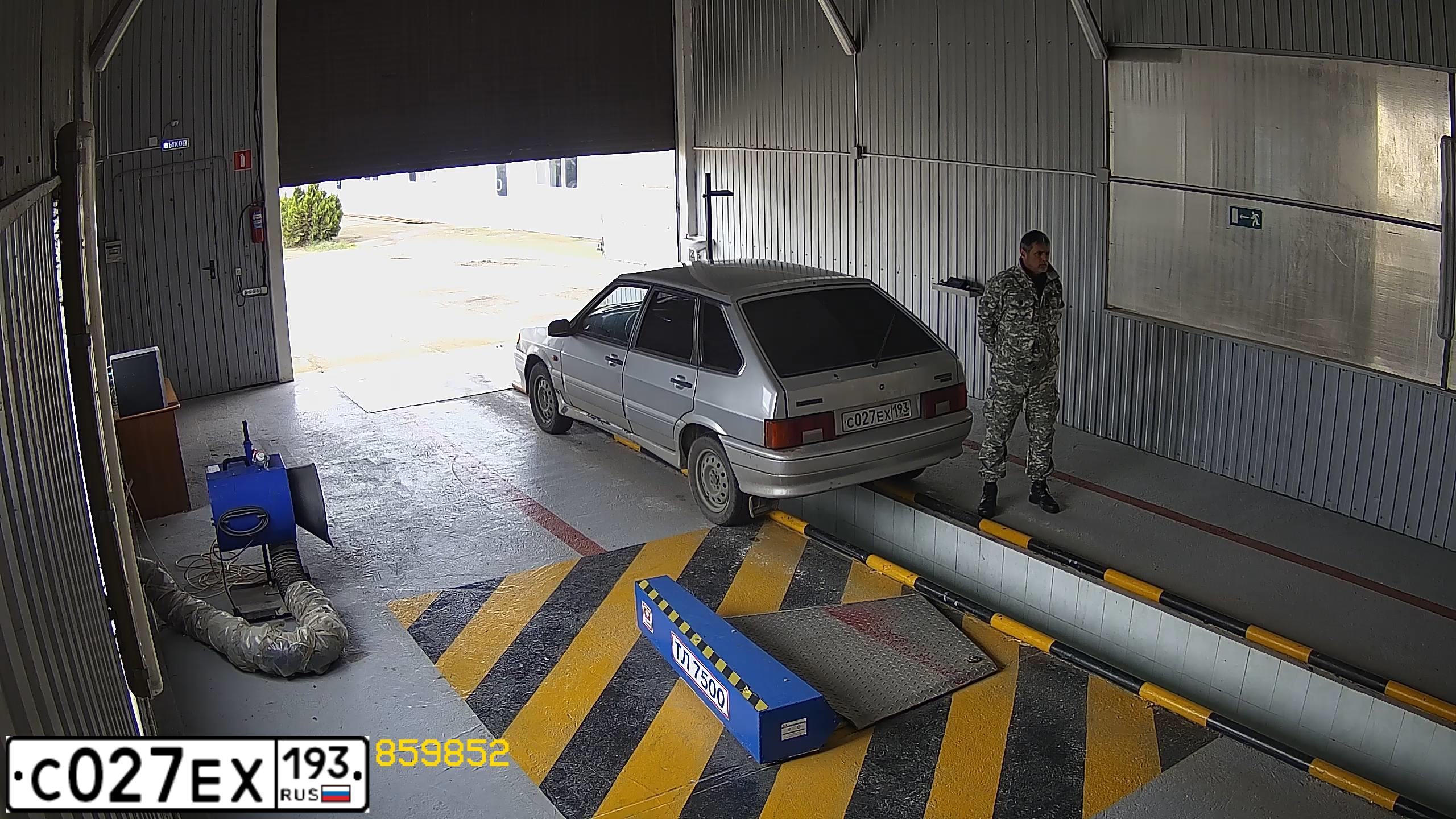 Фото автомобиля LADA 2114 SAMARA, 2004 — госномер У393АА23. Цвет: Серебристый