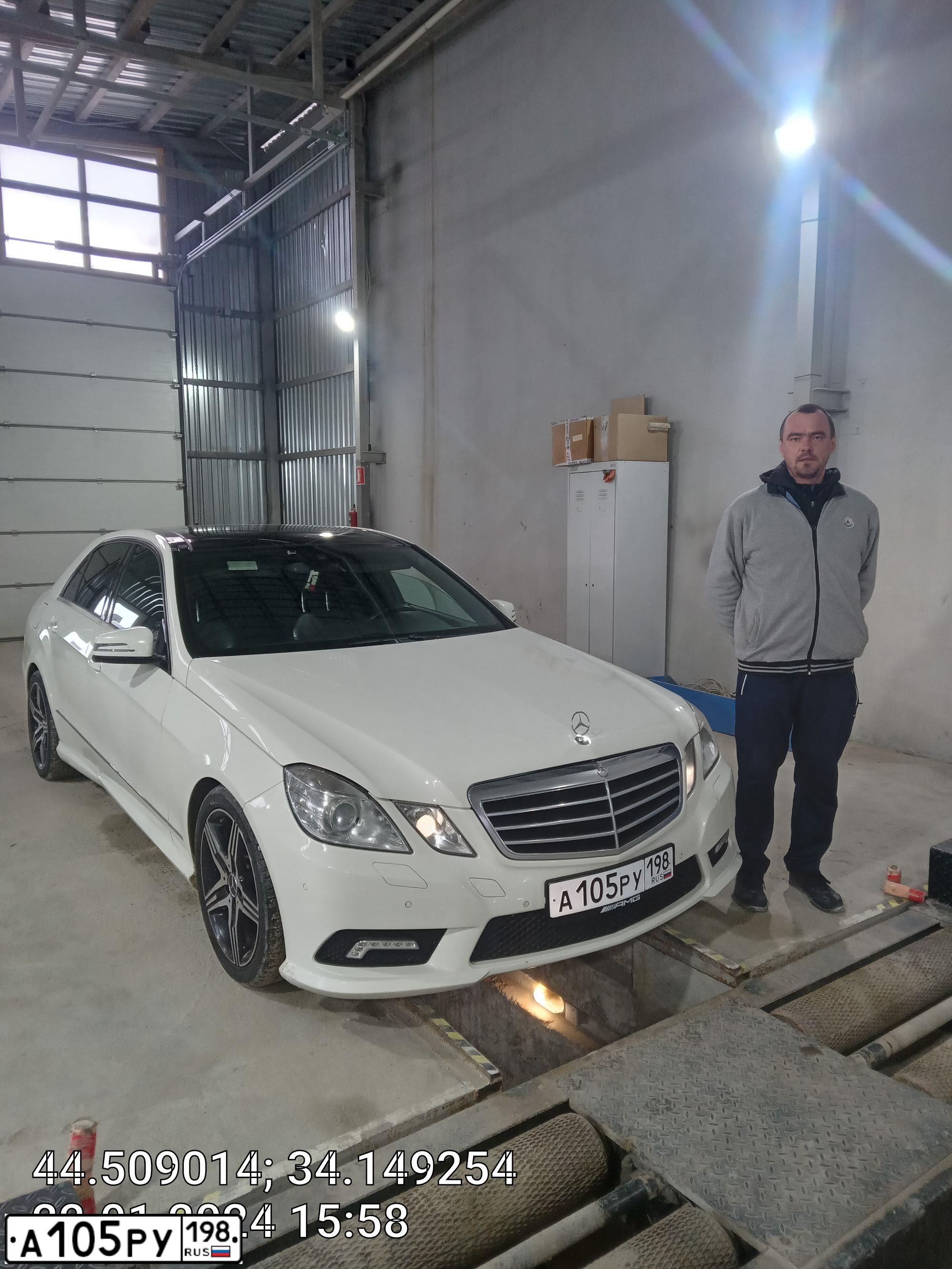 Фото автомобиля MERCEDES E-KLASSE, 2011 — госномер У888НН98. Цвет: Белый