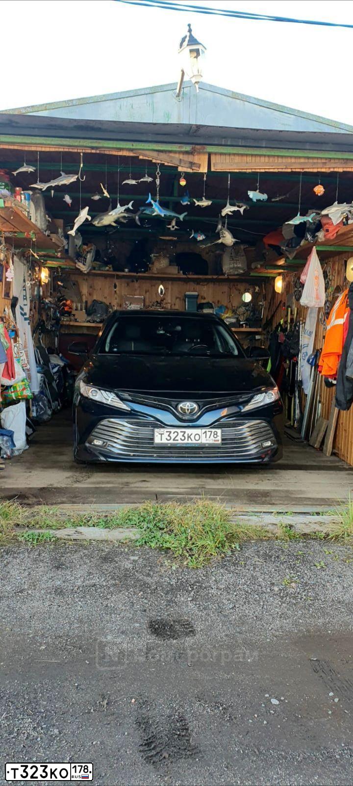 Фото автомобиля TOYOTA CAMRY, 2020 — госномер Т323КО178. Цвет: синий