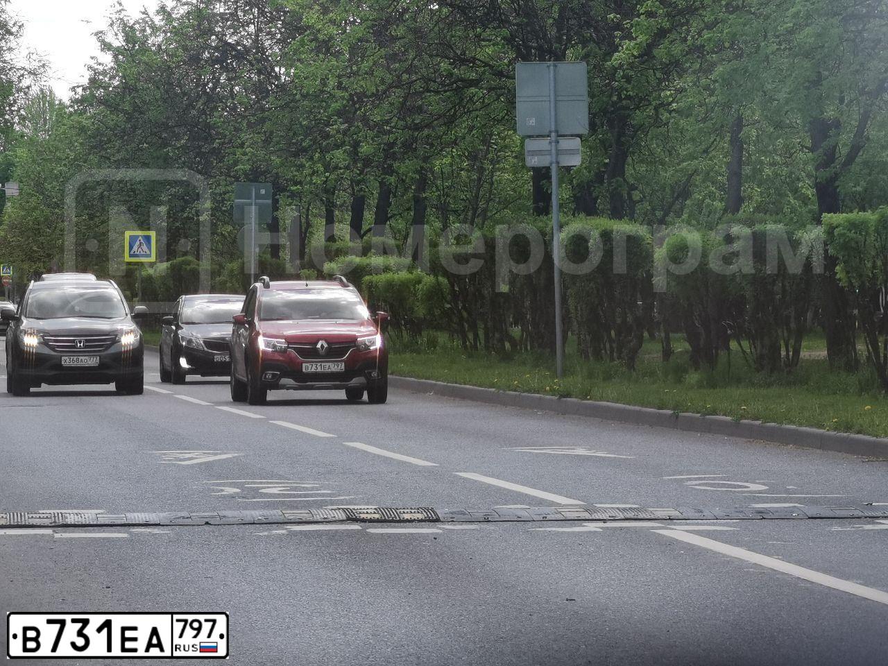 Фото автомобиля RENAULT SANDERO, 2019 — госномер В731ЕА797. Цвет: Красный