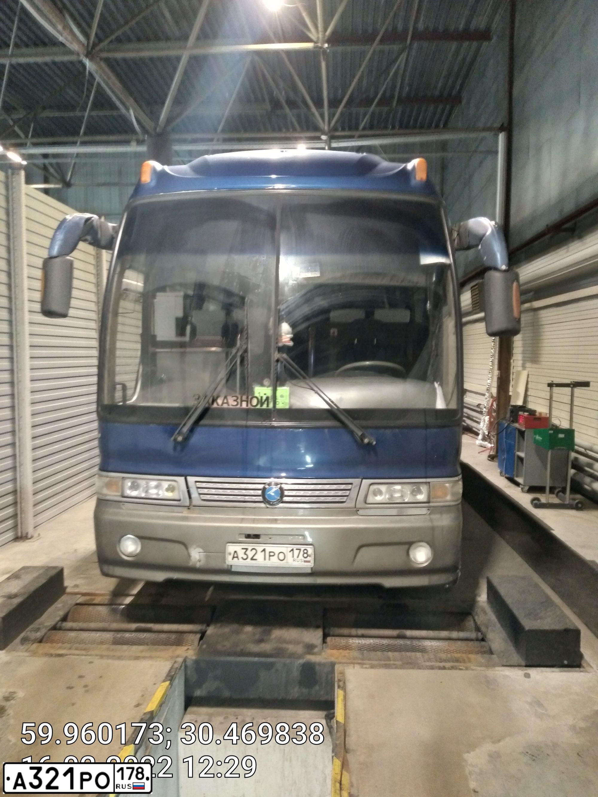 Фото автомобиля KIA GRANBIRD, 2008 — госномер С821НР03. Цвет: БЕЛЫЙ-СИНИЙ