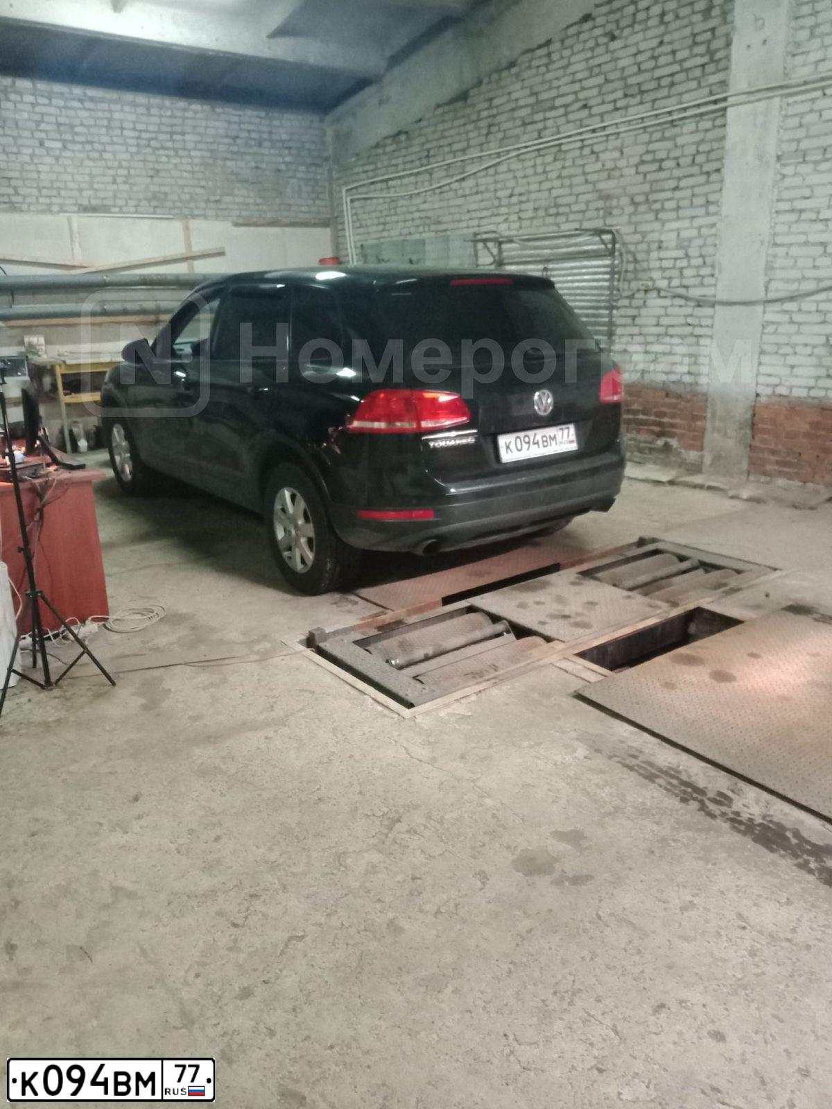 Фото автомобиля VOLKSWAGEN TOUAREG, 2012 — госномер Р443ВМ797. Цвет: ЧЕРНЫЙ