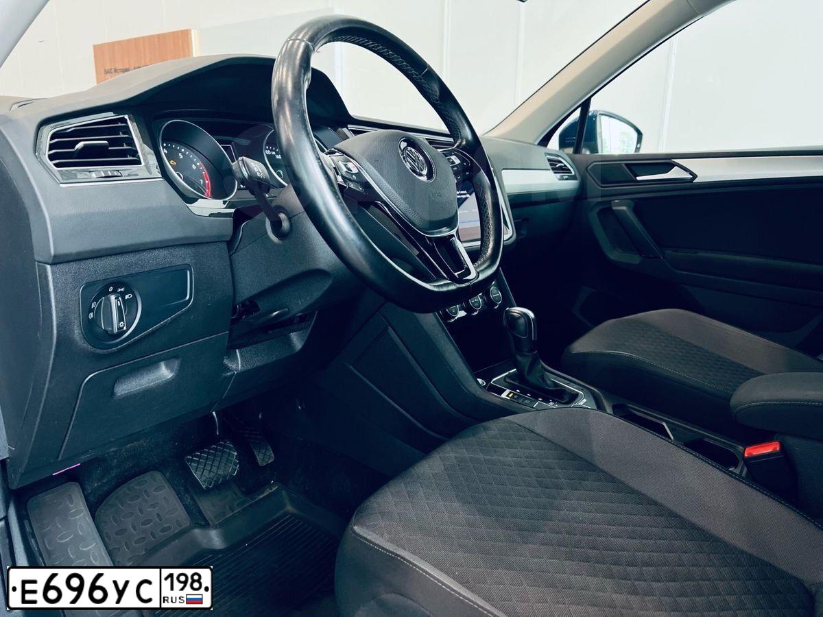Фото автомобиля VOLKSWAGEN TIGUAN, 2020 — госномер Е696УС198. Цвет: синий
