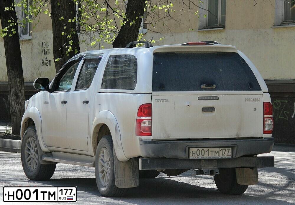 Фото автомобиля TOYOTA LANDCRUISER, 2007 — госномер Н001ТМ177. Цвет: серебристый