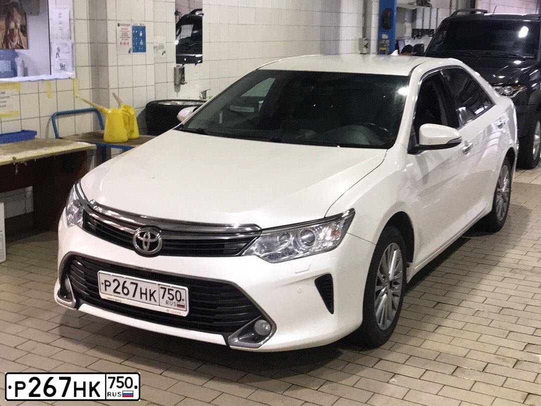 Фото автомобиля TOYOTA CAMRY, 2016 — госномер Е528МР702. Цвет: БЕЛЫЙ ПЕРЛАМУТР