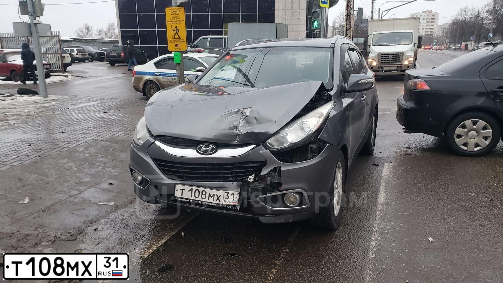 Фото автомобиля HYUNDAI IX35, 2011 — госномер Т108МХ31. Цвет: СЕРЫЙ