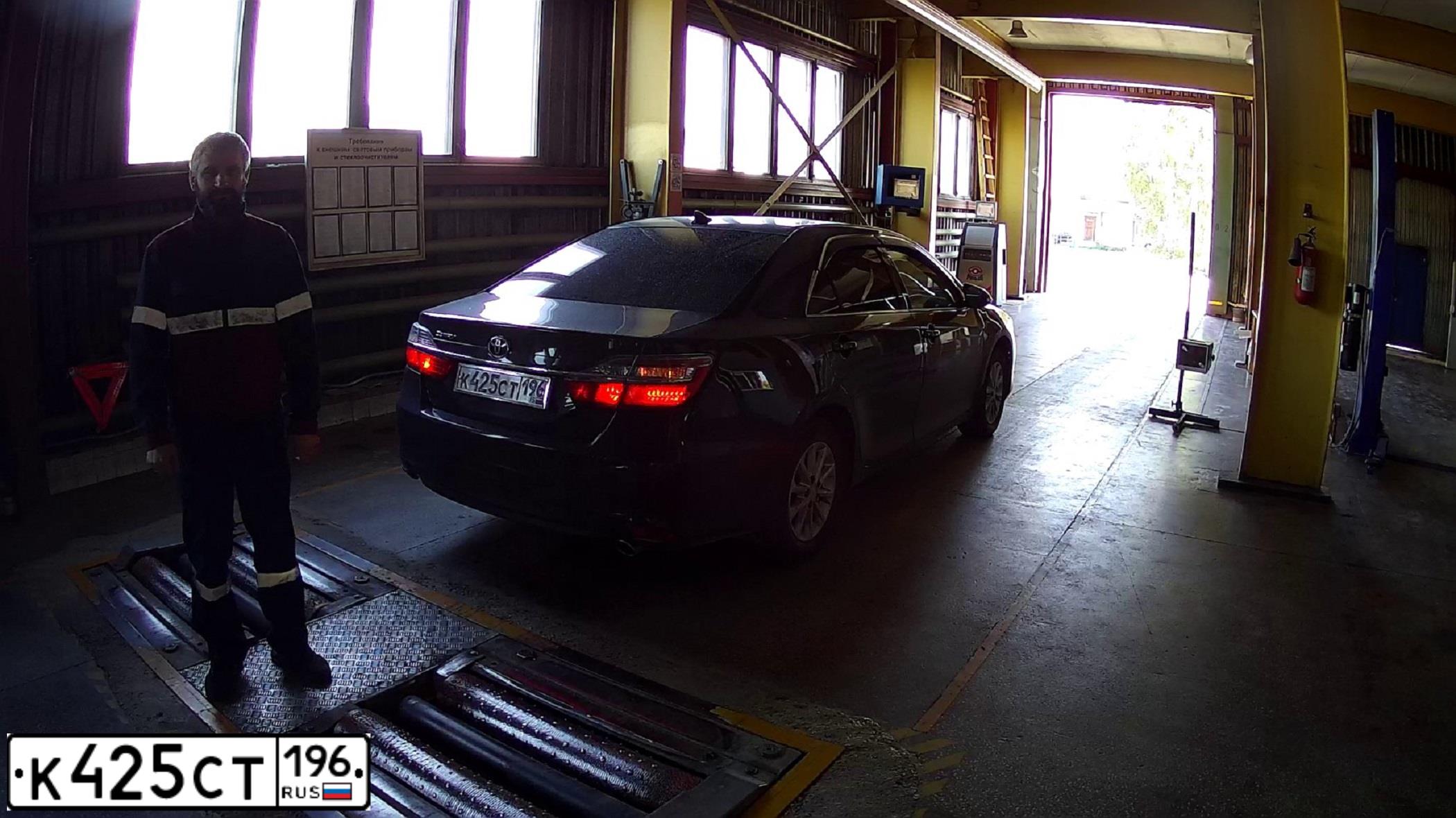 Фото автомобиля TOYOTA CAMRY, 2017 — госномер К425СТ196. Цвет: ЧЕРНЫЙ МЕТАЛЛИК