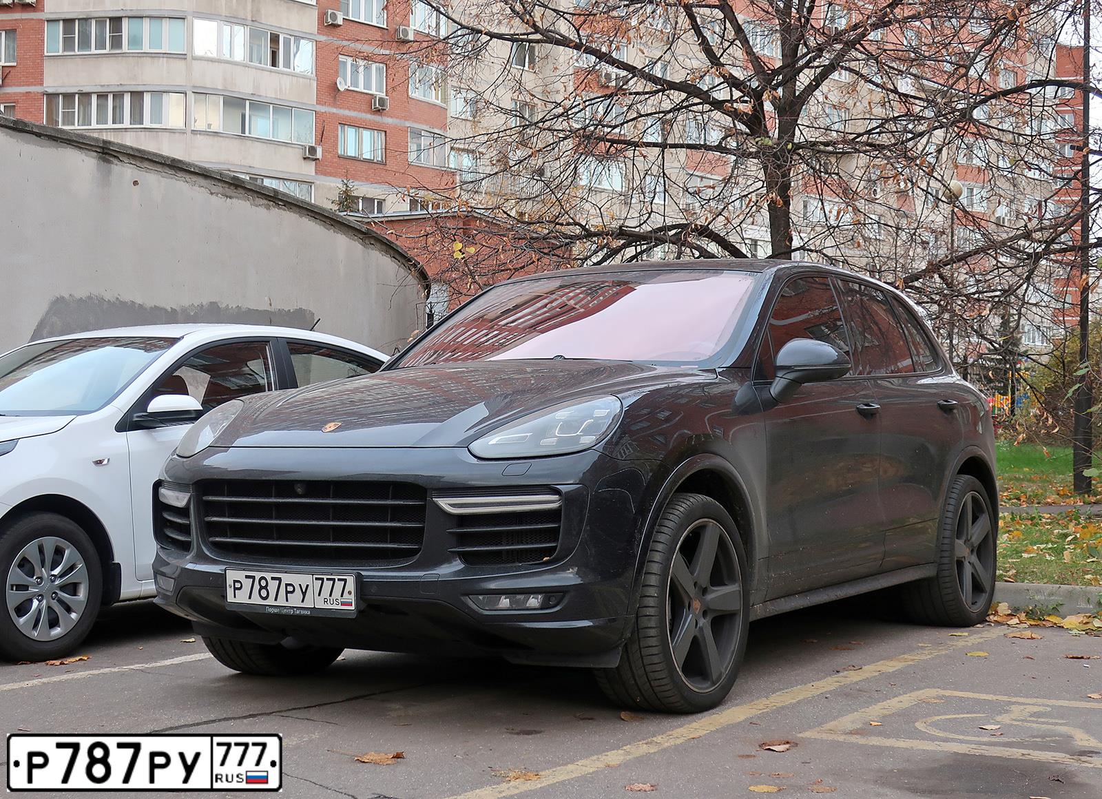 Фото автомобиля PORSCHE CAYENNE, 2016 — госномер Р787РУ777. Цвет: ЧЕРНЫЙ