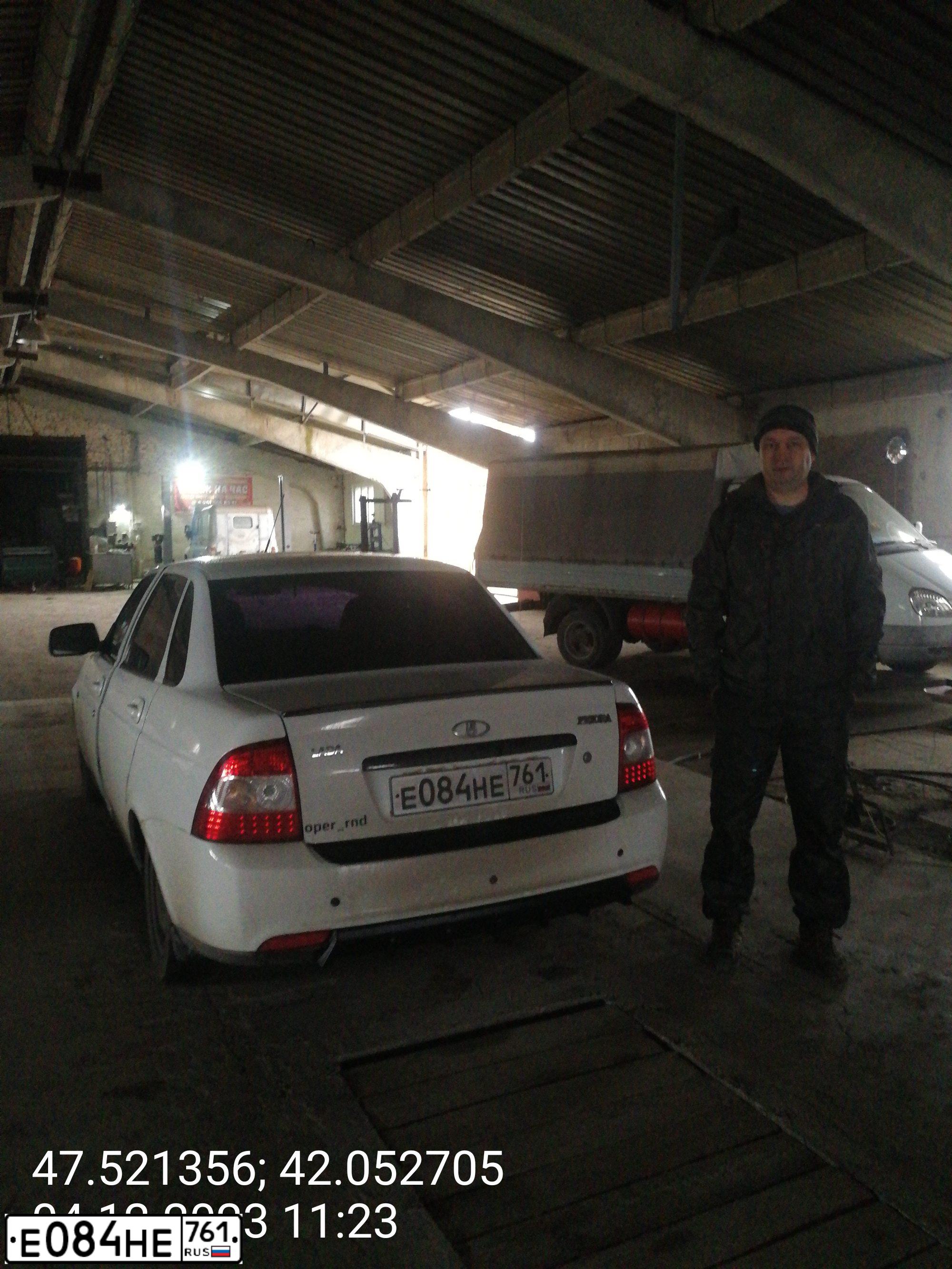 Фото автомобиля LADA 2170 PRIORA, 2015 — госномер Е084НЕ761. Цвет: БЕЛЫЙ