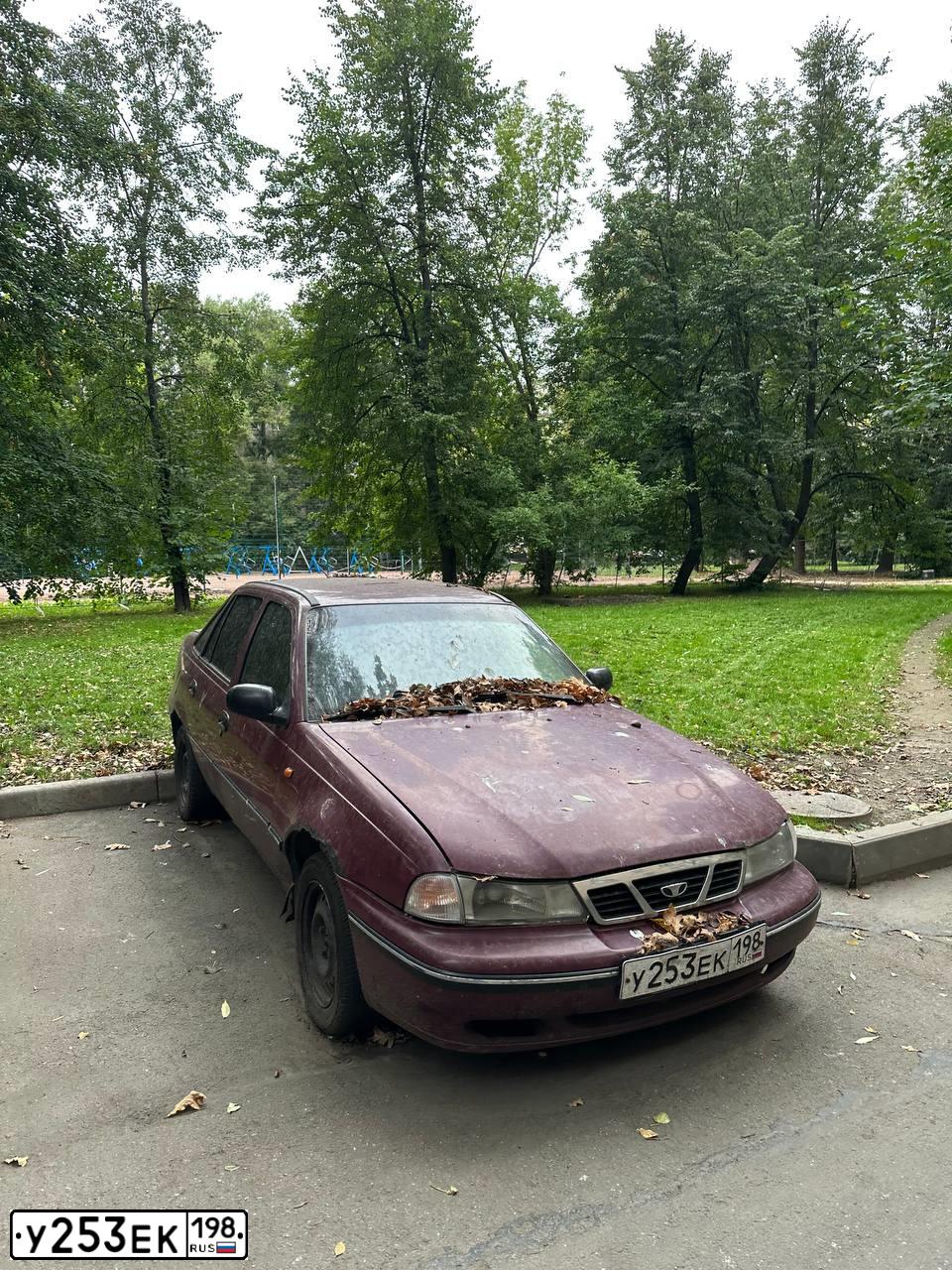 Фото автомобиля DAEWOO NEXIA, 2008 — госномер У253ЕК198. Цвет: СПЕЛАЯ ВИШНЯ