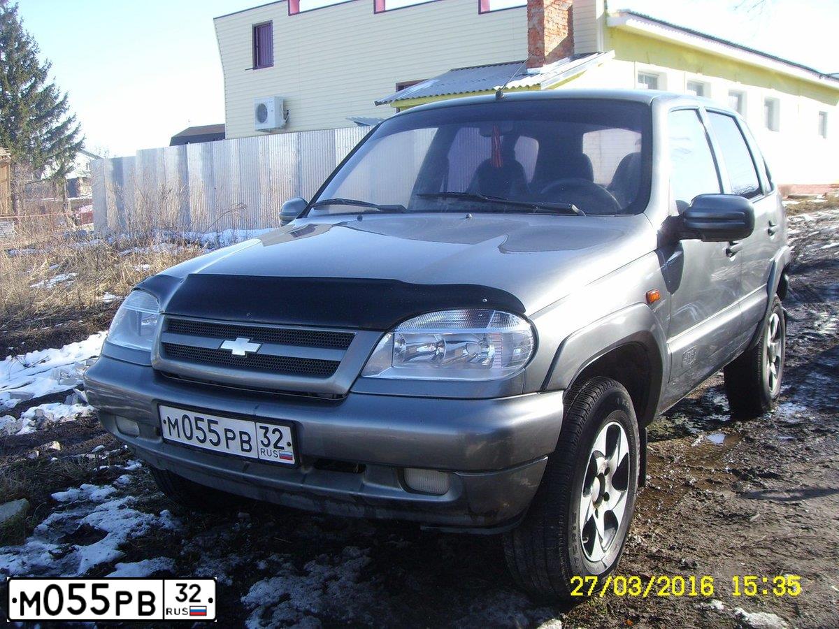 Фото автомобиля CHEVROLET T NIVA, 2005 — госномер М055РВ32. Цвет: ТЕМНО-СЕРЫЙ