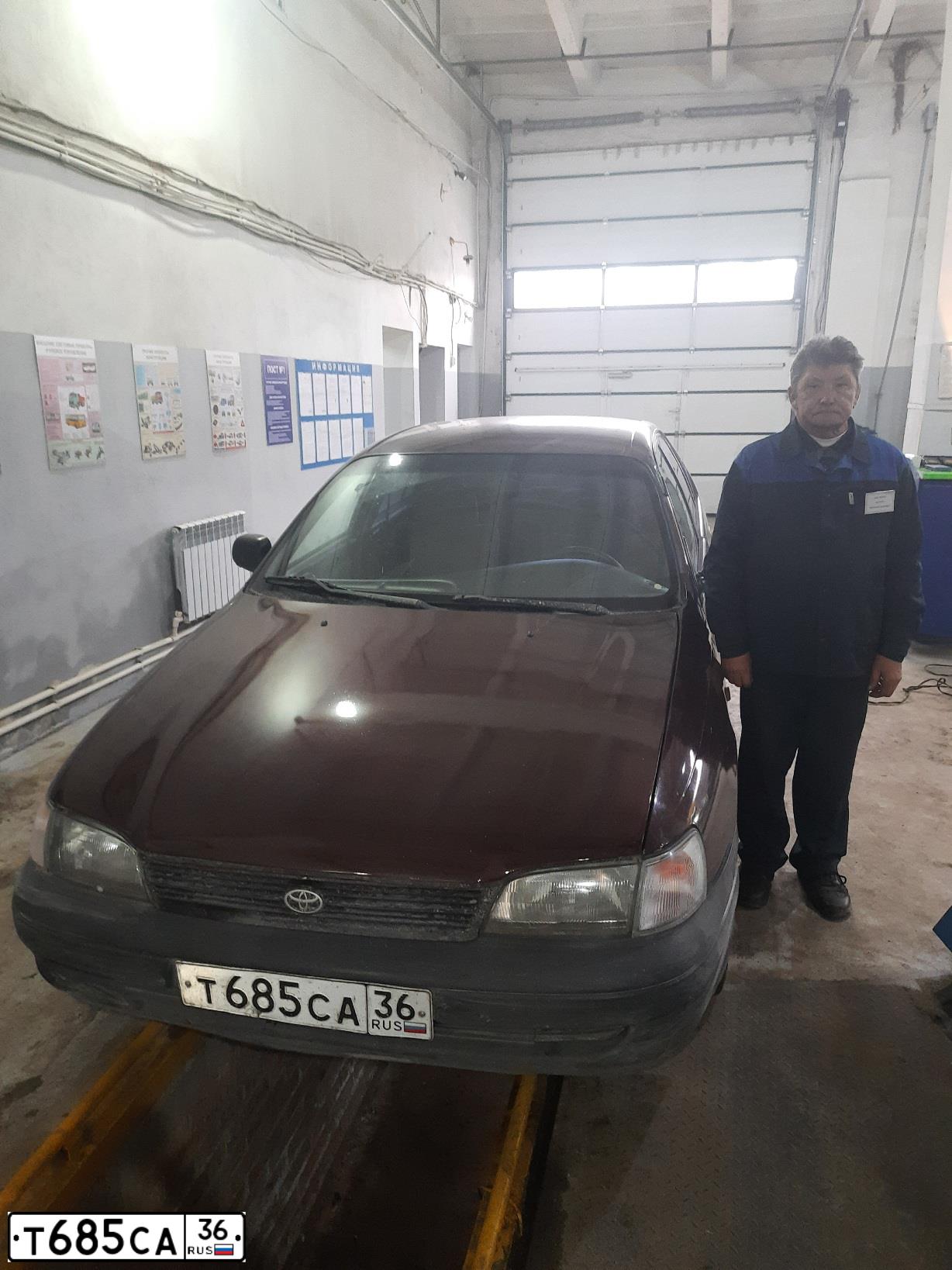 Фото автомобиля TOYOTA CARINA, 1994 — госномер Т685СА36. Цвет: ВИШНЕВЫЙ