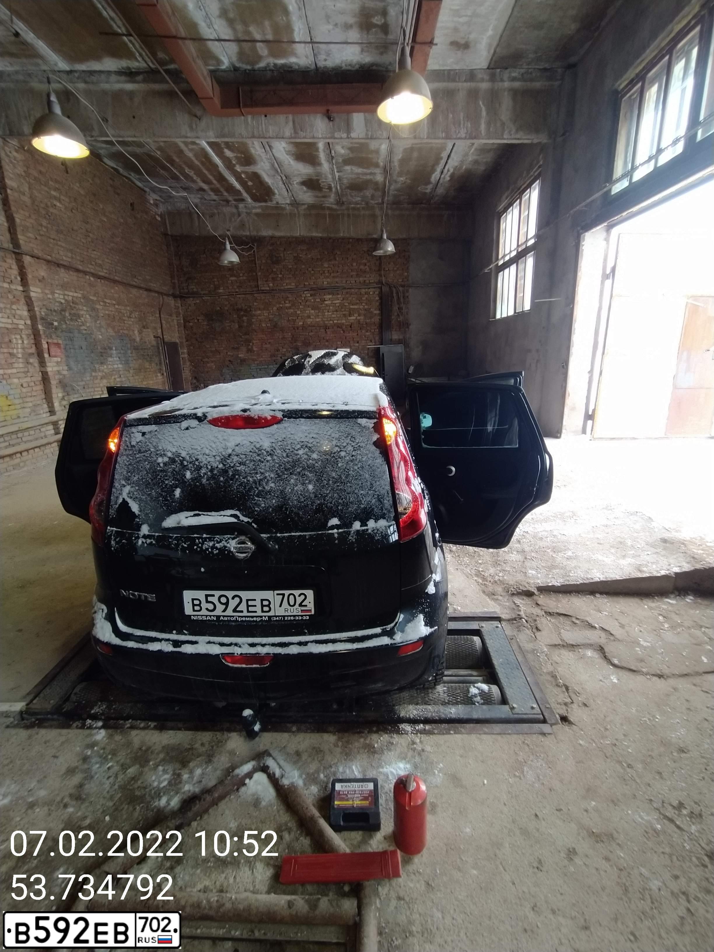 Фото автомобиля NISSAN NOTE, 2013 — госномер В592ЕВ702. Цвет: ЧЕРНЫЙ