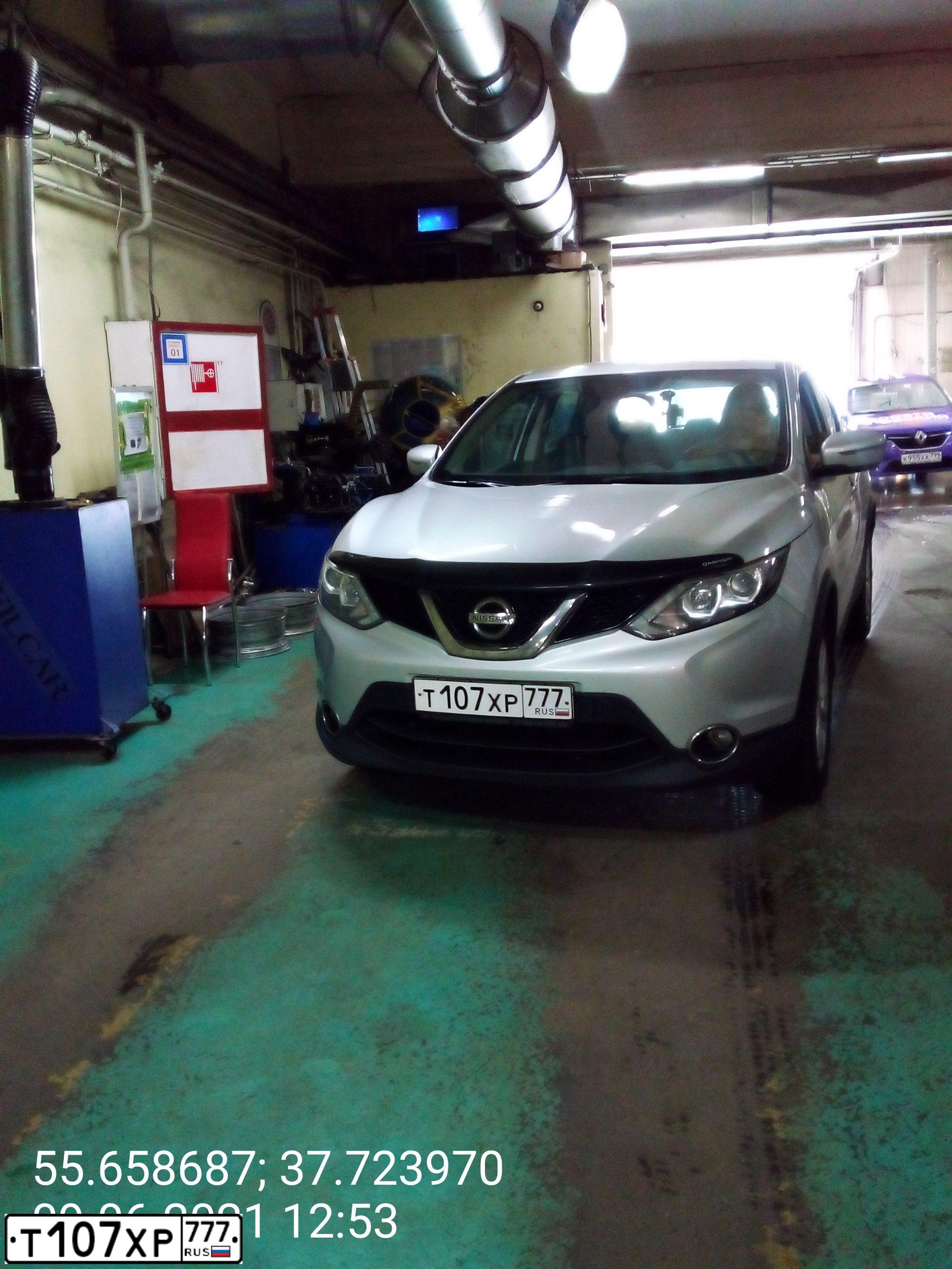 Фото автомобиля NISSAN QASHQAI, 2017 — госномер Т107ХР777. Цвет: СЕРЕБРИСТЫЙ
