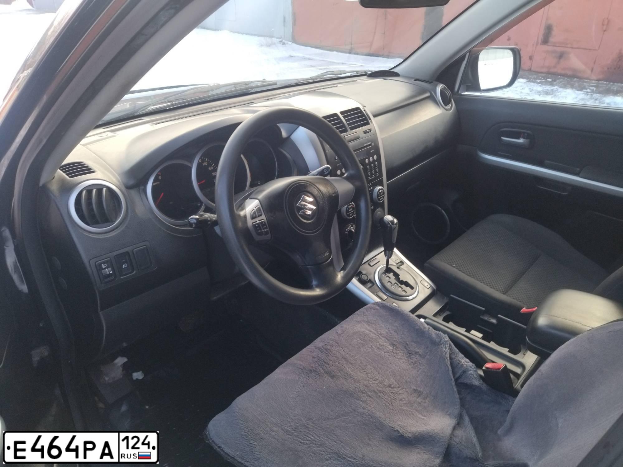 Фото автомобиля SUZUKI /GRAND/ VITARA, 2010 — госномер Е464РА124. Цвет: ЧЕРНЫЙ