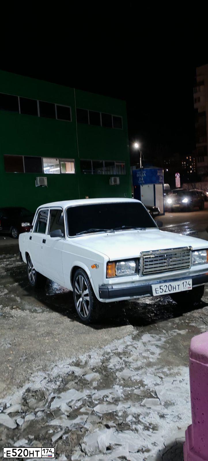 Фото автомобиля LADA 2107, 2011 — госномер Е520НТ174. Цвет: ЯРКО-БЕЛЫЙ