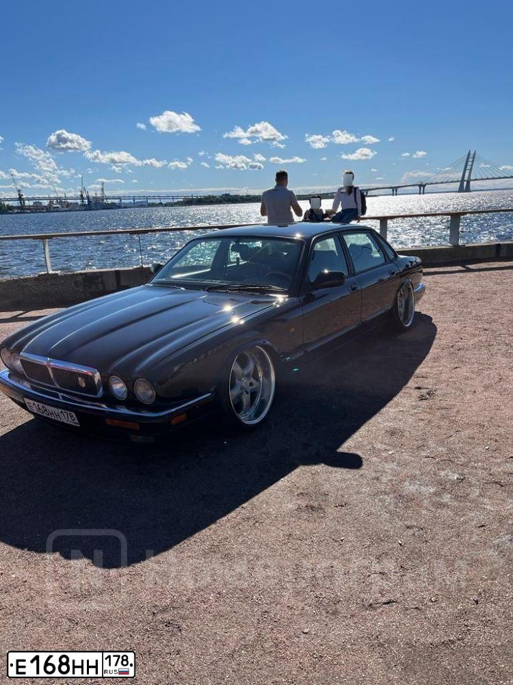 Фото автомобиля JAGUAR XJ-SERIE, 1996 — госномер Е168НН178. Цвет: ЧЕРНЫЙ