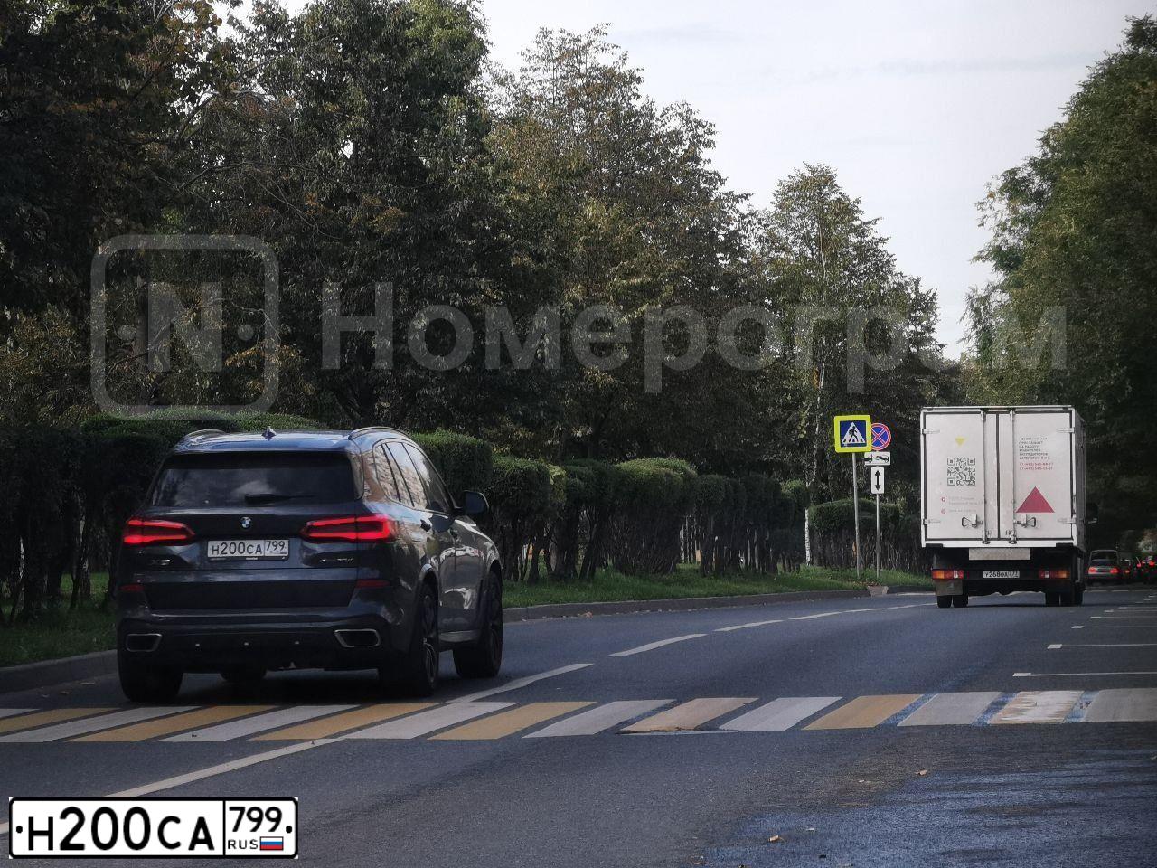 Фото автомобиля BMW X5, 2019 — госномер Н200СА799. Цвет: Серый
