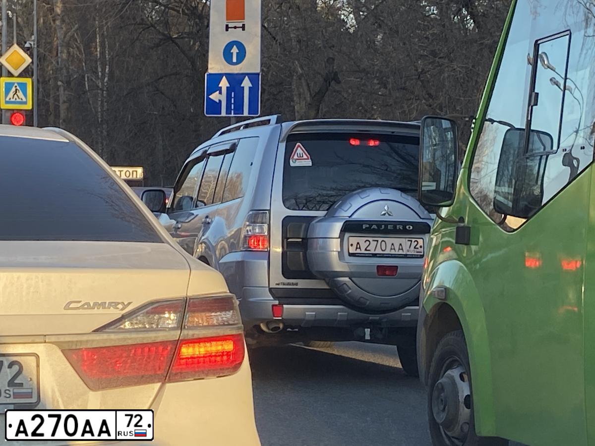 Фото автомобиля MITSUBISHI PAJERO, 2012 — госномер А270АА72. Цвет: СЕРЕБРИСТЫЙ