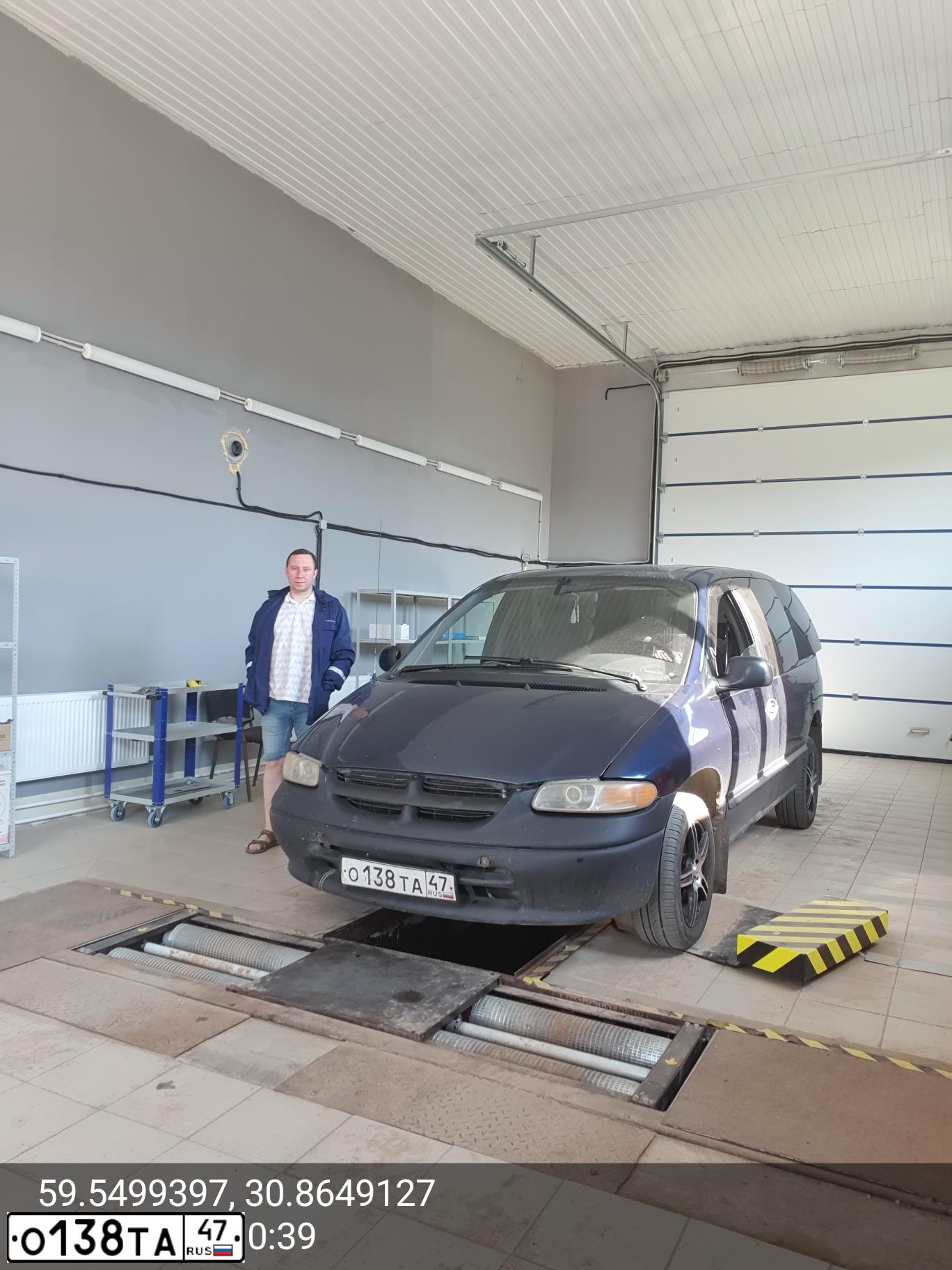 Фото автомобиля DODGE /GRAND/ CARAVAN, 2000 — госномер О138ТА47. Цвет: синий