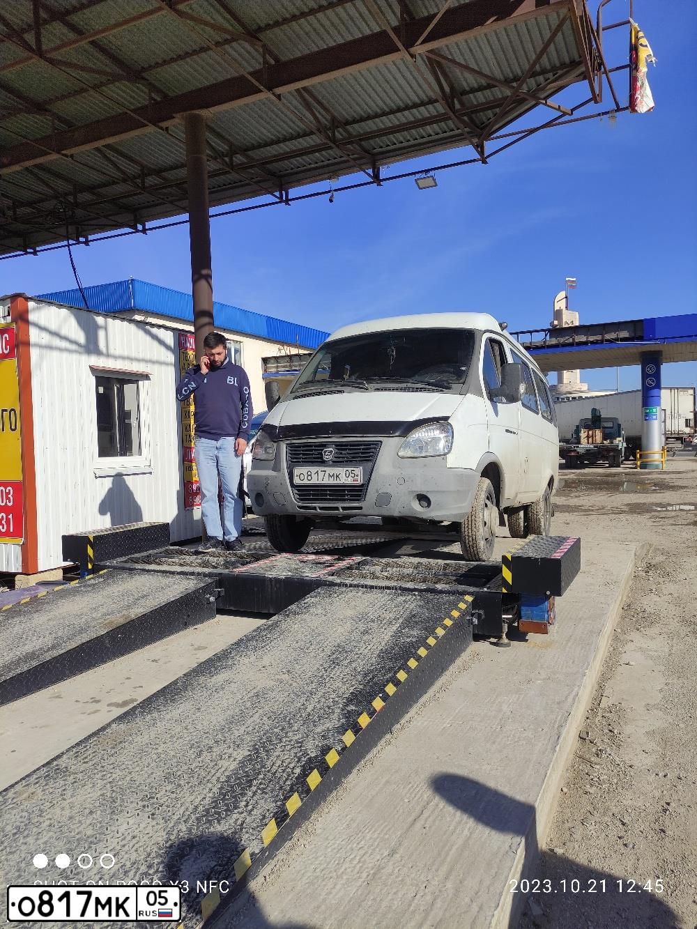 Фото автомобиля GAZ 3221 EL, 2010 — госномер О817МК05. Цвет: Белый
