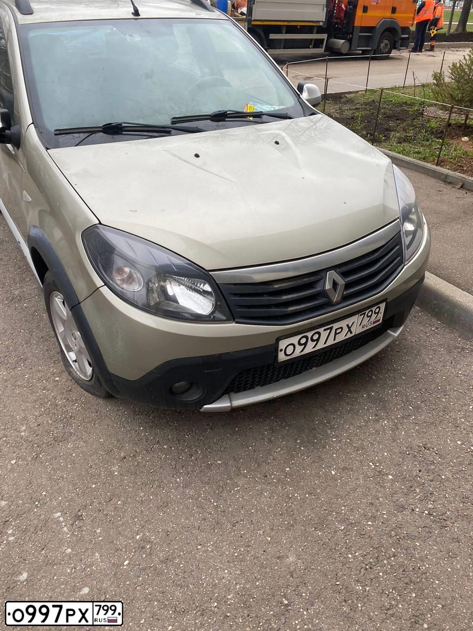Фото автомобиля RENAULT SANDERO, 2013 — госномер Н490УК790. Цвет: БЕЖЕВЫЙ