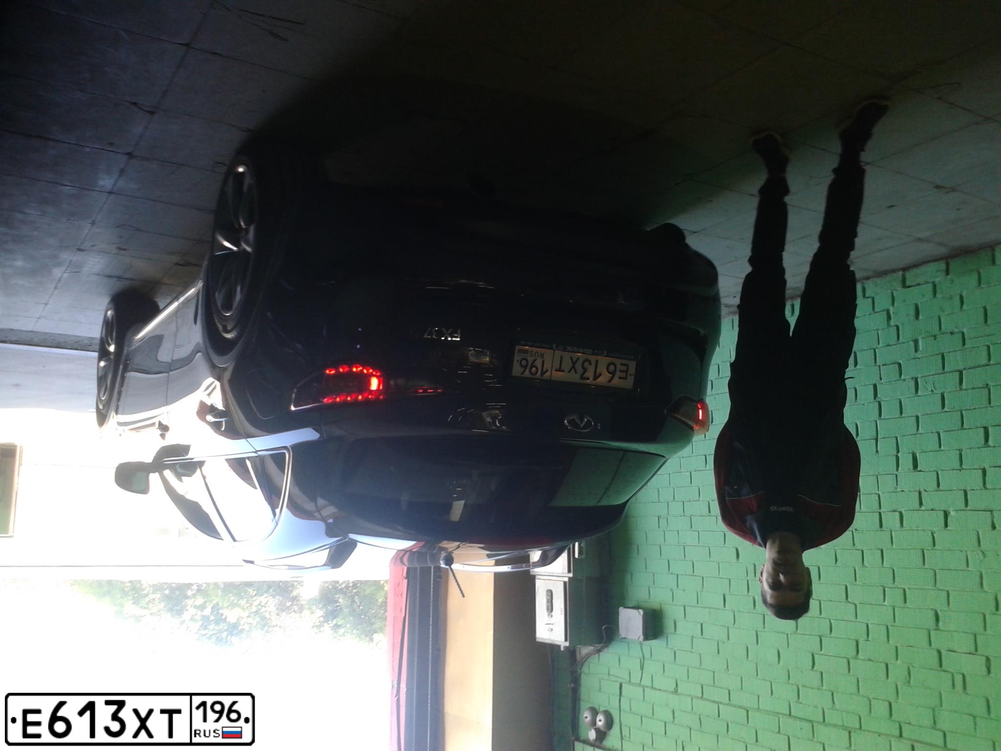 Фото автомобиля INFINITI QX70 /FX/, 2011 — госномер О002РР86. Цвет: Коричневый