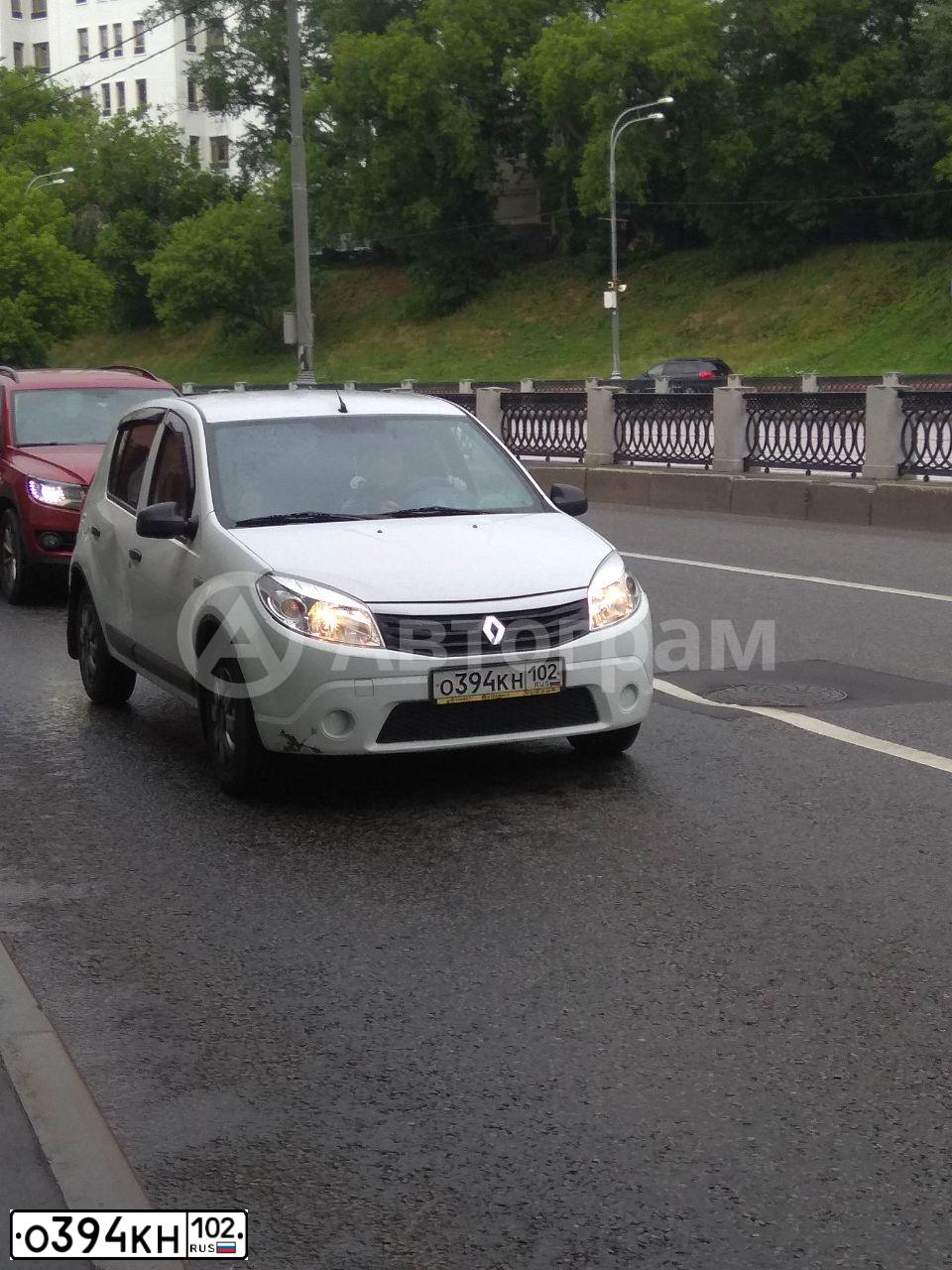 Фото автомобиля RENAULT SANDERO, 2013 — госномер О394КН102. Цвет: БЕЛЫЙ